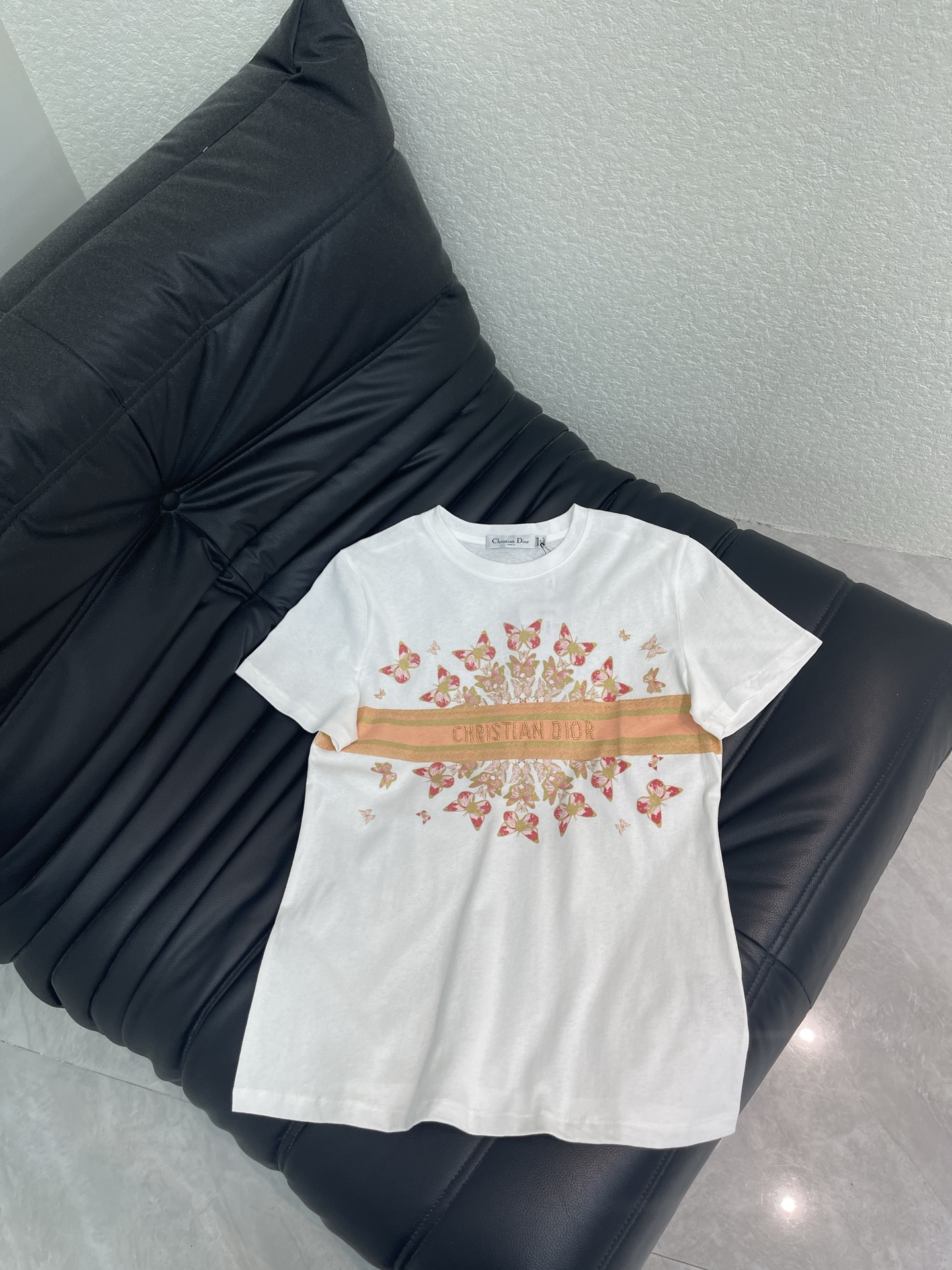 NO:798770,Dio*26 new spring and summer beaded and hot stamped butterfly short-sleeved T-shirt!  Customized cotton material with fine texture, comfortable and breathable, bronzing butterfly print + beaded brand logo, elegant and recognizable, super comfortable for daily wear. Classic round neck accommodates a variety of body shapes, easily matched with jeans or casual pants, fashionable and practical. SML, dior, jeans, T-shirt, tees, t-shirt,19860909Dio*26春夏新款订珠烫金蝴蝶短袖T恤！定制全棉材质 质感细腻 舒适透气 烫金蝴蝶印花+订珠品牌标志 优雅又辨识度日常穿着超舒适 经典圆领包容多种身材,轻松搭配牛仔裤或休闲裤,时尚又实用.SML,,dior,jeans,T-shirt,tees，t-shirt,,Women's clothing