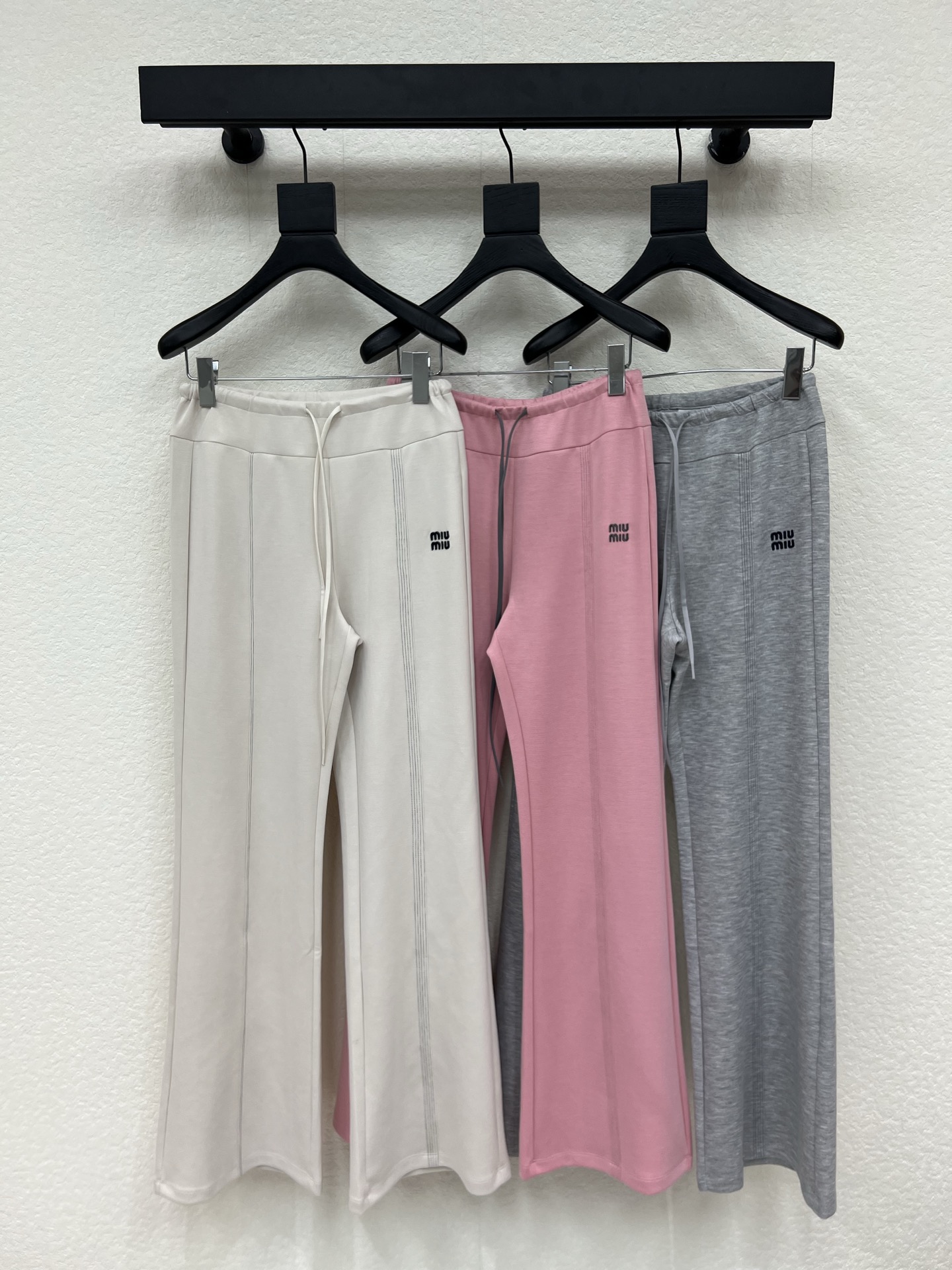 NO:800093,Miumi*26 spring and summer new style logo drawstring boot-cut trousers. Customized YB imported Tencel cotton material. Skin-friendly and comfortable. The waist is decorated with a contrasting drawstring adjustment design to add layering to the look. Iconic letter embroidery logo decoration is embellished on the waist and hip sides to highlight the brand tone. Fabric and accessories development. Drawstring boot-cut straight trousers. Casual matching and casual wear. SML A,,miumiu,19860909Miumi*26春夏新款徽标抽绳微喇长裤 定制YB进口天丝棉纶材质 亲肤舒适 腰间饰以撞色抽绳调节设计 增添造型层次感 腰胯侧点缀标志性字母刺绣徽标装饰 彰显品牌调性 面辅料开发 抽绳微喇直筒长裤剪裁 随意搭配穿搭慵懒随意 SML A,,miumiu,,Women's clothing
