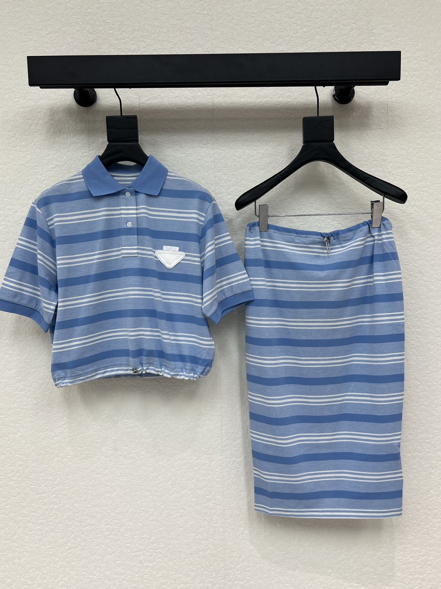 NO:799588,Short-sleeved skirt Prad*26 new spring and summer new blue and white striped short-sleeved Polo shirt + striped knitted skirt, pure cotton fabric is soft and breathable, blue and white stripes are fresh and simple, super comfortable to wear in spring and summer!  Blue and white stripes + drawstring hem, loose fit, waist drawstring design, adjustable elasticity, casual and practical. The triangle logo on the chest is very recognizable, and it looks great when worn alone or layered ~ Paired with the same series of Polo shirts, you can easily get a sweet cool or casual style, and you can easily control it on the street or on vacation ~ SML,, prada, skirts, T-shirt,19860909短袖半裙Prad*26春夏新款新品蓝白条纹短袖Polo衫+条纹针织裙,纯棉面料柔软透气,蓝白条纹清新简约,春夏穿超舒服！蓝白条纹+抽绳底边,宽松版型,腰部抽绳设计,松紧可调,休闲又实用.胸前三角徽标超有辨识度,单穿或叠搭都很出彩～搭配同系列Polo衫,轻松get甜酷or休闲风,日常出街、度假都能轻松驾驭~SML,,prada,skirts,T-shirt,,Women's clothing