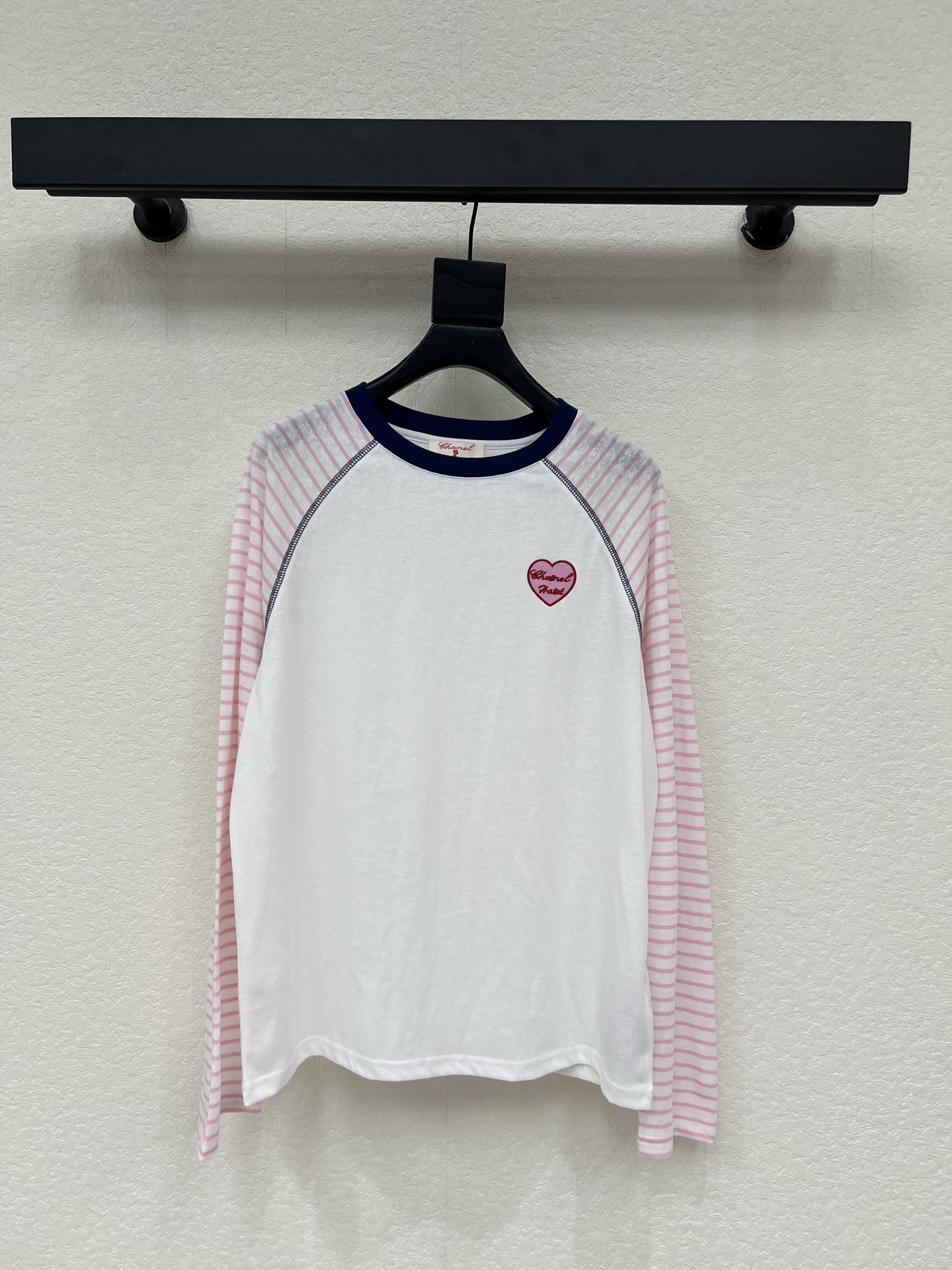 NO:798771,Chane*26 new embroidered sunscreen long-sleeved T-shirt. High-end fabrics, versatile styles, and the feel of the upper body is comfortable for everyone who wears it!  The classic colors are elegant and high-end, a must-have for daily wear!  SML,,chanel,tees,t-shirt,19860909Chane*26新款刺绣防晒长袖T恤.高订面料,百搭版型 ,上身的触感谁穿谁知道的舒服！ 经典颜色都是气质又高级,日常穿搭必备！SML,,chanel,tees，t-shirt,,Women's clothing