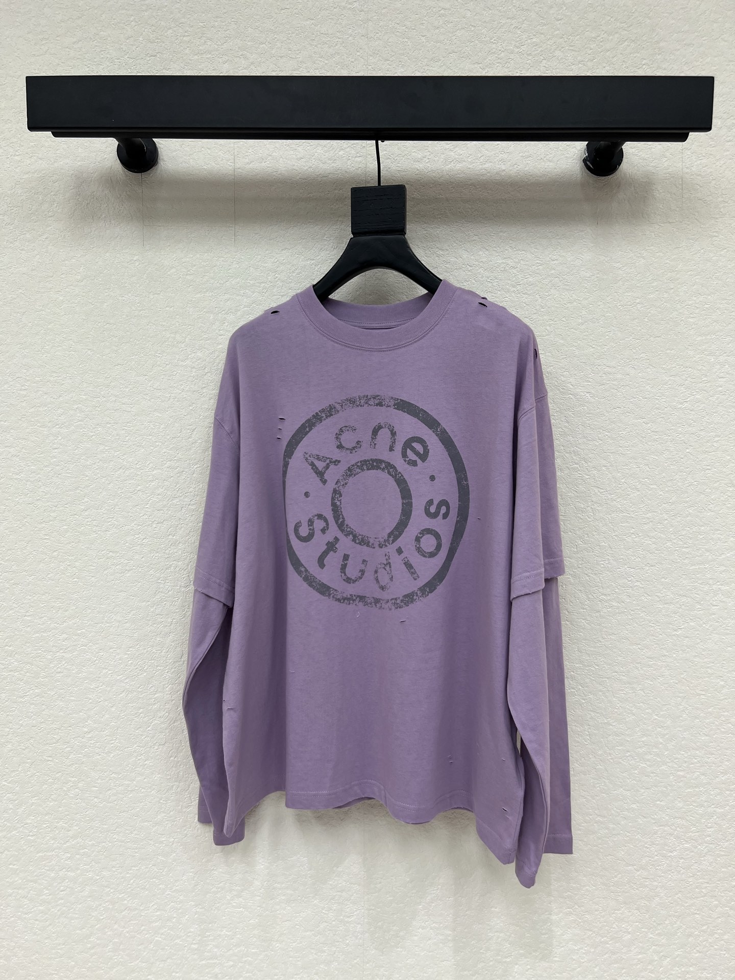 NO:800663,Acne Studio*26 new fake two-piece purple long-sleeved T-shirt, this purple long-sleeved T-shirt is made of soft cotton fabric, comfortable and breathable to wear. The round logo on the front + old and worn design, full of street feel, perfect personality, loose fit, easy to layer or wear alone, easy to control in daily casual and street style, light purple is super versatile, paired with dark or neutral color items, easy to create a layered look!  Size SML,acne studios,dior,tees,t-shirt,19860909Acne Studio*26新款假两件紫色长袖T恤,这款紫色长袖T恤,采用柔软棉质面料,穿着舒适透气.正面圆形Logo+做旧磨损设计,街头感十足,个性满分,宽松版型,叠穿或单穿都很OK,日常休闲、街头风轻松驾驭,浅紫色超百搭,配深色或中性色单品,轻松打造层次感穿搭！码数SML,,acne studios,dior,tees，t-shirt,,Women's clothing