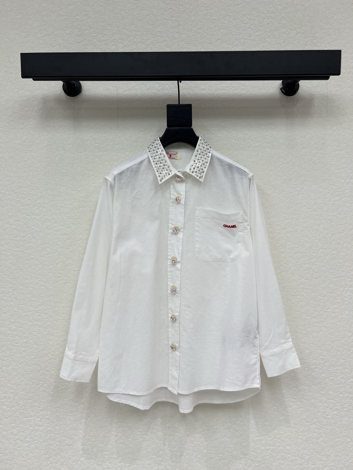 NO:798774,Chane*26 new heavy-duty beaded cotton and linen shirt. Customized YB material. Comfortable and easy to wear. Fresh color. Classic slightly wide version. Hand-made beading creates color collision. Adds casual fashion sense. Richer visual effect. Full temperament. A must-have for big heroines. Demonstrates high-end trend positioning. Fashionable and foreign style. High version. SML A,,chanel,shirts,19860909Chane*26新款重工订珠棉麻衬衫 定制YB材质 舒适好穿 清新的色系 经典微阔版型 手工订珠形成颜色碰撞 增添休闲时尚感 视觉效果更显丰富 气质拉满 大女主必入 彰显高端潮流定位 时髦洋气 高版本 SML A,,chanel,shirts,,Women's clothing