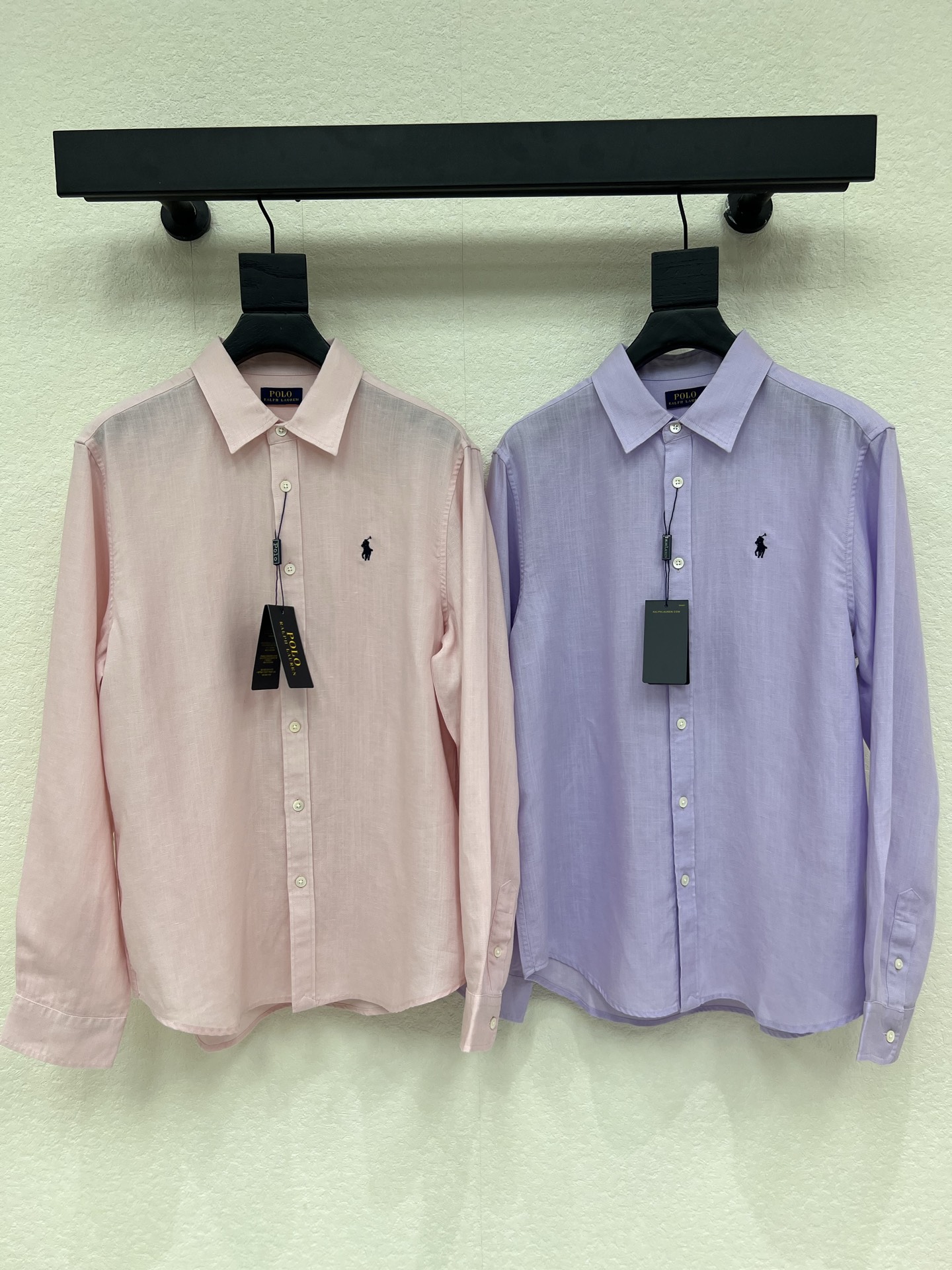 NO:798794,Ralph  Laure*Polo's 26 new pony embroidered cotton and linen long-sleeved shirt continues the brand's iconic American casual style. The brand's classic pony logo is embroidered on the left chest. It is low-key and highly recognizable, showing the exquisite texture of old money style. The fabric is made of high-quality natural cotton and linen material, showing delicate  The texture is soft and skin-friendly and has excellent breathability. It has excellent moisture absorption and perspiration capabilities. It is both light and drapey. Whether it is worn alone or layered on a daily basis, it can ensure comfort while improving the layering of the outfit. It is a high-quality item that is both practical and fashionable in spring and summer. It has a loose fit and is the same style for men and women!  S-XL,,loro piana,shirts,19860909Ralph Laure*Polo拉夫26新款小马刺绣棉麻长袖衬衫,延续了品牌标志性的美式休闲风格,左胸绣有品牌经典的小马标识,低调又极具辨识度,尽显老钱风的精致质感.面料选用高品质的天然棉麻材质,呈现细腻的肌理质感,触感柔软亲肤且透气性优异,吸湿排汗能力出色,兼具轻盈与垂顺度,无论是日常单穿还是叠穿,都能在保证舒适的同时提升穿搭层次感,是春夏季节兼具实穿性与时尚感的优质单品.宽松版型,男女同款！S-XL,,loro piana,shirts,,Women's clothing