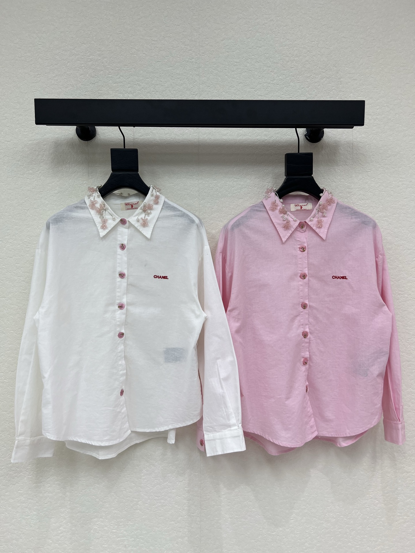 NO:798780,Chane*26 new heavy-duty beaded cotton and linen shirt. Customized YB material. Comfortable and easy to wear. Fresh color. Classic slightly wide version. Hand-made beading creates color collision. Adds casual fashion sense. Richer visual effect. Full temperament. A must-have for big heroines. Demonstrates high-end trend positioning. Fashionable and foreign-style. High version. SML,,chanel,shirts,19860909Chane*26新款重工订珠棉麻衬衫 定制YB材质 舒适好穿 清新的色系 经典微阔版型 手工订珠形成颜色碰撞 增添休闲时尚感 视觉效果更显丰富 气质拉满 大女主必入 彰显高端潮流定位 时髦洋气 高版本 SML,,chanel,shirts,,Women's clothing