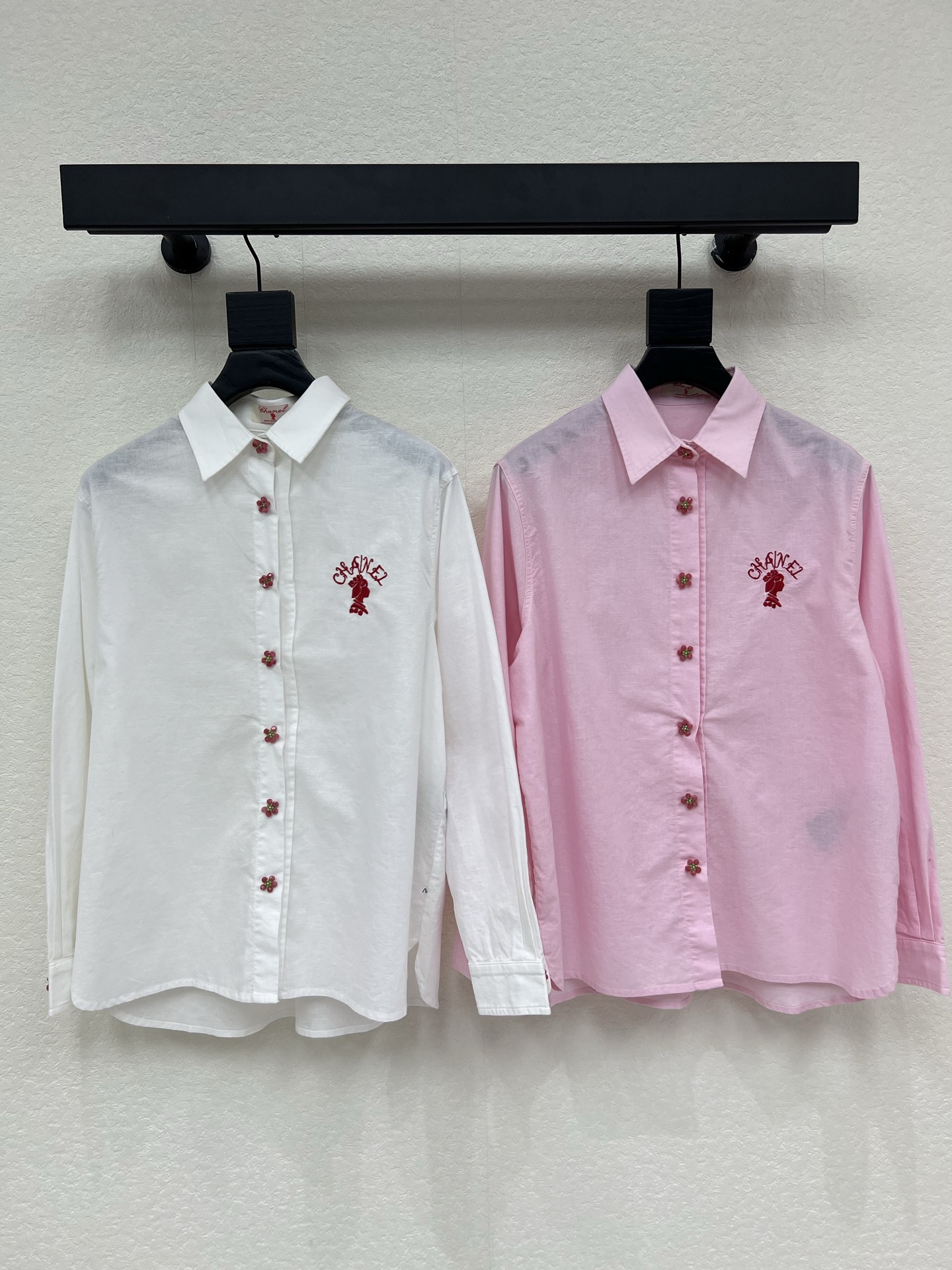 NO:798777,Chane*26 new heavy embroidered cotton and linen shirt. Customized YB material. Comfortable and easy to wear. Fresh color. Classic micro-wide version. Handmade beads create color collision. Add casual fashion sense. The visual effect is richer. Full temperament. A must-have for big heroines. Demonstrates high-end trend positioning. Fashionable and foreign style. High version. SML,,chanel,shirts,19860909Chane*26新款重工刺绣棉麻衬衫 定制YB材质 舒适好穿 清新的色系 经典微阔版型 手工订珠形成颜色碰撞 增添休闲时尚感 视觉效果更显丰富 气质拉满 大女主必入 彰显高端潮流定位 时髦洋气 高版本 SML,,chanel,shirts,,Women's clothing