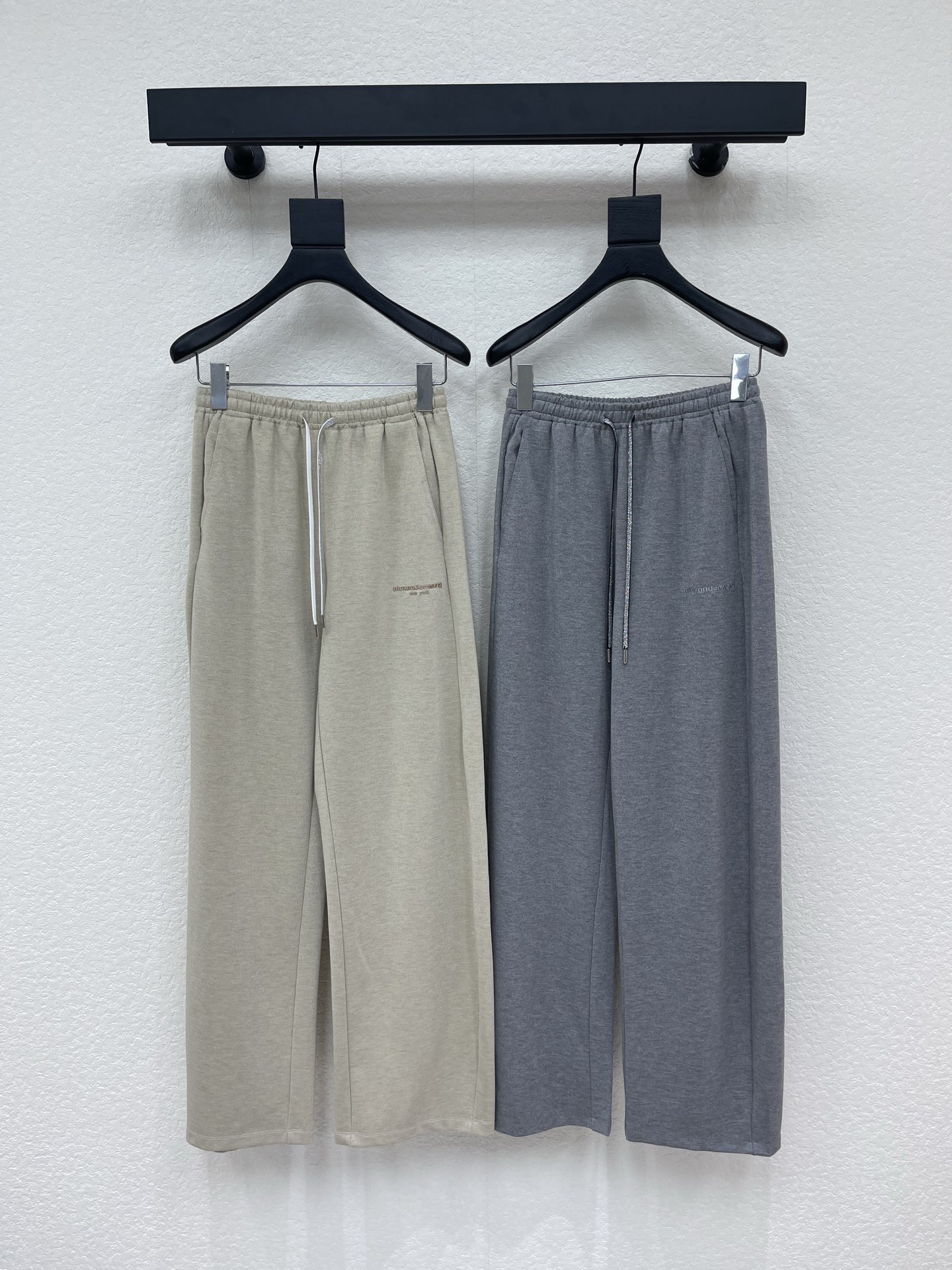 NO:799582,AlexanderWan*26 New Drawstring Elastic Waist Casual Pants Drawstring Hot Drilling Technology Blinblin Looks Great Customized High-Quality Fabric Texture A Versatile Item Must-Have for All Seasons A Must-Have Artifact for Goddess!  The age-reducing girl’s style is elegant yet sweet!  The version is versatile and doesn’t pick anyone’s body, so you don’t want it if you don’t want it!  The quality of workmanship depends on the details SML,,19860909AlexanderWan*26新款抽绳松紧腰休闲裤 抽绳烫钻工艺 Blinblin巨好看 订制高品质面料质感 四季必入的百搭单品 女神必入神器！ 减龄少女风气质优雅不失甜美！ 版型百搭不挑人上身美的不要不要的！ 做工品质看细节 SML,,,Women's clothing