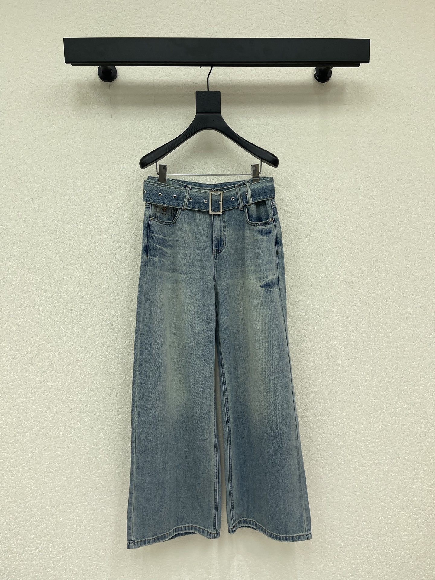 NO:799585,Dio*26 new CD little bee jeans. This pair of jeans is made of high-quality fabrics, washed with craftsmanship, and combined with a crisp silhouette and personalized design. The waist belt + embroidered small logo design and brand accessories decoration make you the most unique existence. Whether it is the trend front or daily casual, it can make your matching full of innovation. Create your exclusive style and show off your personality. SML,, dior, jeans,19860909Dio*26新款CD小蜜蜂牛仔裤.这款牛仔裤选用优质面料,工艺洗水, 挺括的版型与个性的设计相结合,腰部腰带+刺绣小logo设计,品牌配件装饰,让你成为最独特的存在.无论是潮流前线还是日常休闲,它都能让您的搭配充满新意.打造你的专属风格,尽情展现个性.SML,,dior,jeans,,Women's clothing