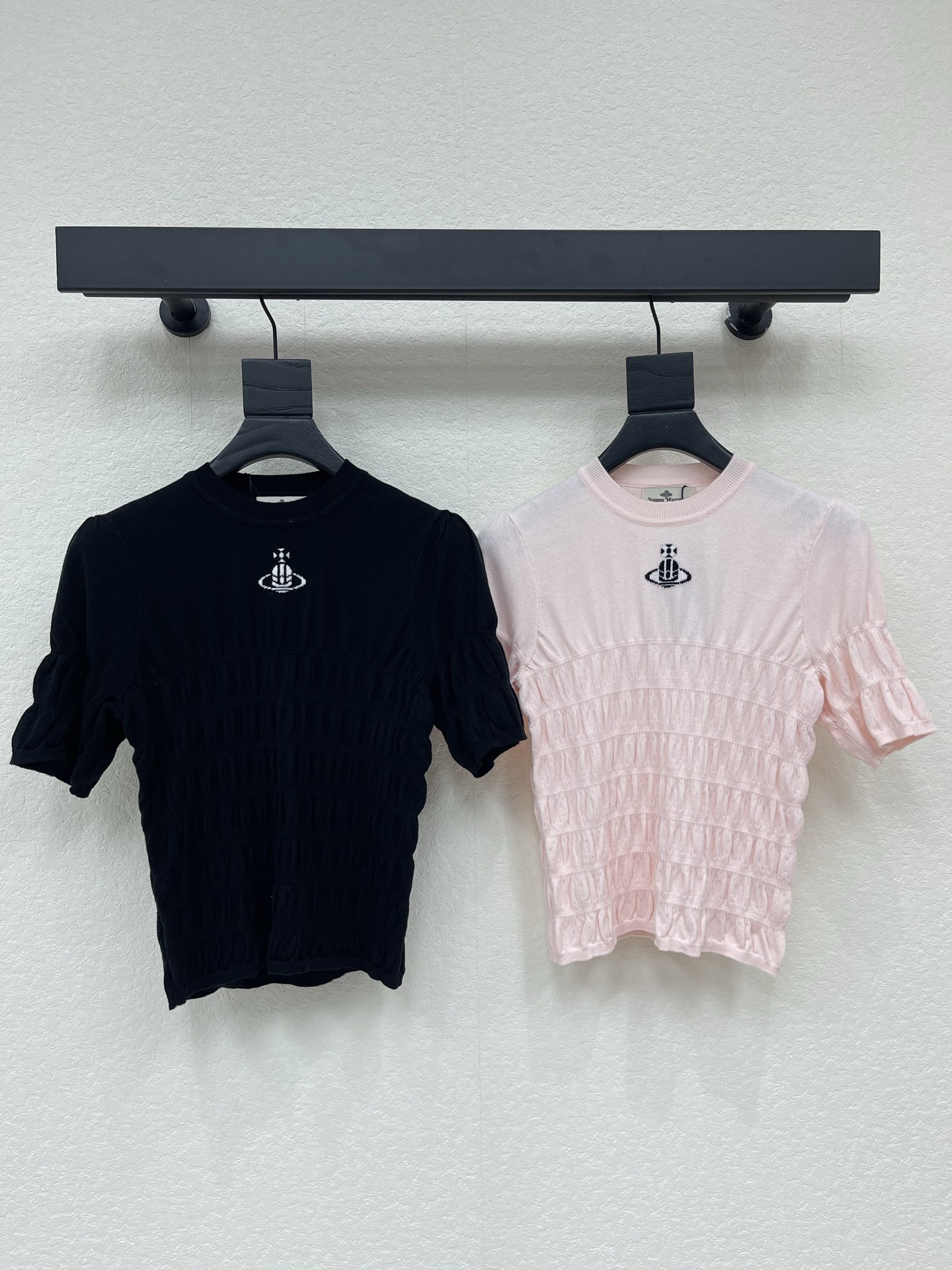 NO:798786,Vivienne Westwoo's new 26 spring and summer short-sleeve style has the iconic Saturn logo on the chest, which is highly recognizable. The pleated design gives a perfect sense of layering and three-dimensionality. It is made of light knitted fabric and is super comfortable to wear in spring and summer. The puff sleeves are retro and fashionable, and they look great when paired with high-waisted pants or skirts. They can be easily worn in daily life or at parties!  SML,,skirts,T-shirt,19860909Vivienne Westwoo*西太后26春夏新款短袖,胸前有标志性土星Logo,辨识度超高,褶皱设计让层次感和立体感满分,轻薄针织面料,春夏穿超舒服.泡泡袖复古又时髦,搭配高腰裤或半身裙都很出彩,日常或聚会都能轻松驾驭！SML,,skirts,T-shirt,,Women's clothing