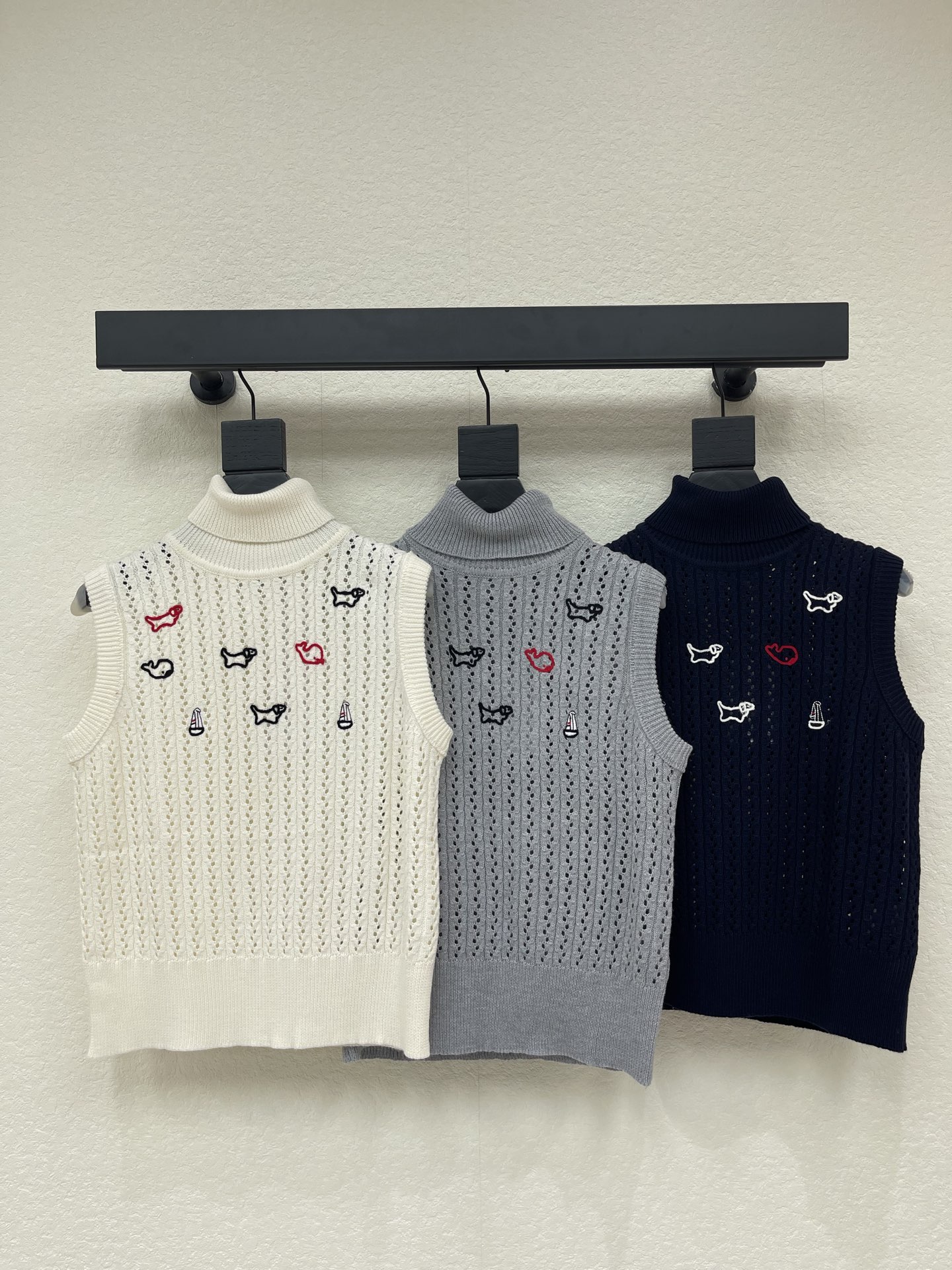 NO:798789,Thom Brown*26 new spring and summer show synchronized TB whale puppy high collar hollow knitted vest!  Customized imported knitted material, comfortable, soft and full of texture. High-necked sleeveless vest cut. Whole-body vertical pit strips with hollow textures intertwined. High-end and fashionable to reduce age. Logo red, white and blue color matching. Puppy and whale embroidery adds a dynamic look. The upper body shows a college style. SML for commuting and dating.19860909Thom Brown*26春夏新款秀场同步 TB鲸鱼小狗高领镂空针织背心！定制进口针织材质 舒适柔软 质感十足 高领无袖背心剪裁 通体竖坑条镂空纹理交织 高级时髦减龄 标志红白蓝衣配色 小狗鲸鱼刺绣 增添活力造型 上身尽显学院风格 通勤约会都SML,,,Women's clothing