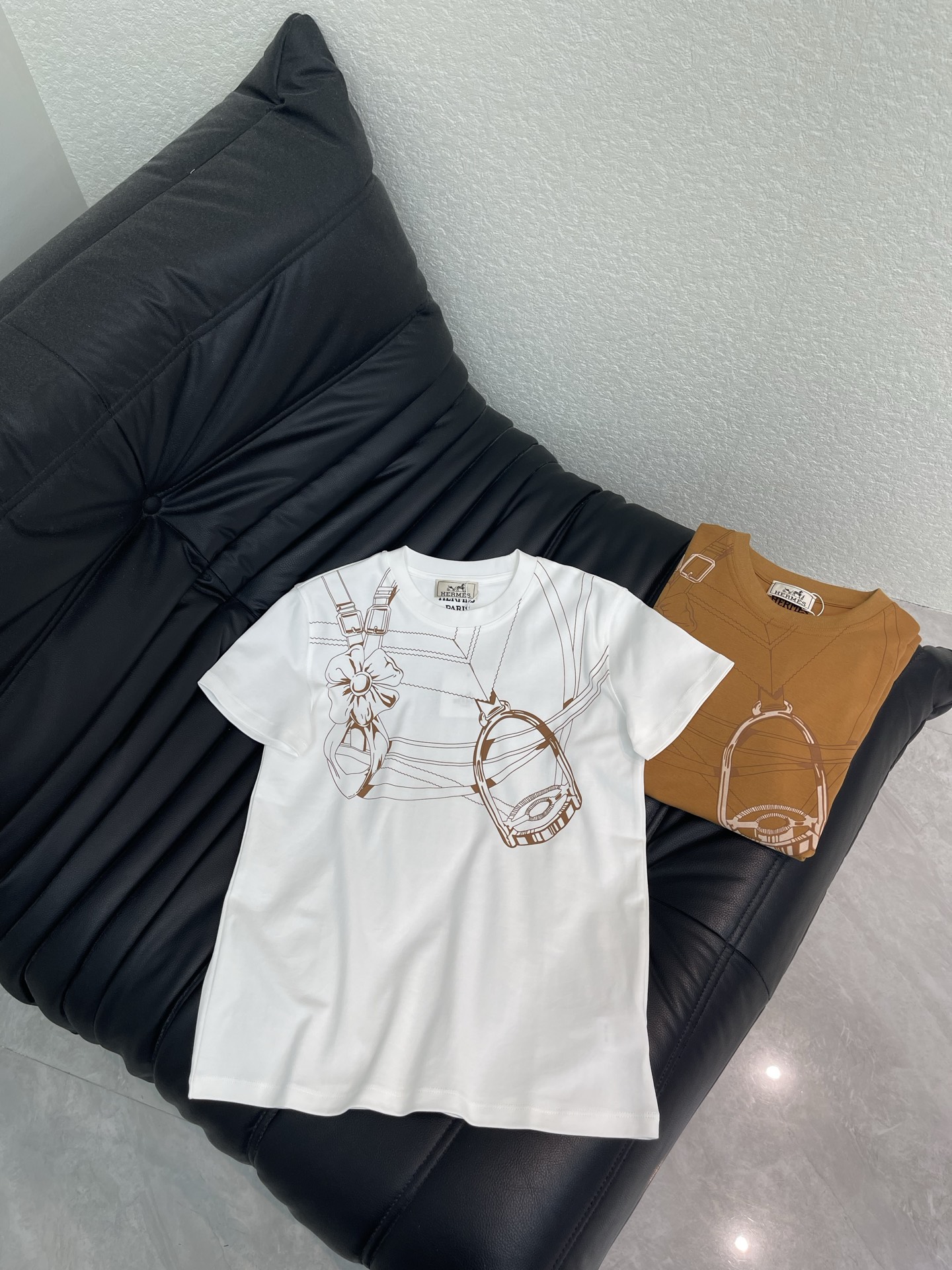 NO:799223,Herme*26 new spring and summer geometric print short-sleeved T-shirt!  Customized cotton material with delicate texture, comfortable and breathable. The abstract lines on the chest + metal buckle printed pattern echo the brand style. The artistic style is rich in layers. Fashionable and casual, it can be worn alone or worn inside. Brown/white SML A, hermes, T-shirt, tees, t-shirt,19860909Herme*26春夏新款几何图印花短袖T恤！定制全棉材质 质感细腻 舒适透气 胸前抽象线条+金属扣印花图案与品牌格调呼应 艺术风格层次丰富 时髦休闲单穿内搭都出彩时髦.棕色/白色 SML A,,hermes,T-shirt,tees，t-shirt,,Women's clothing