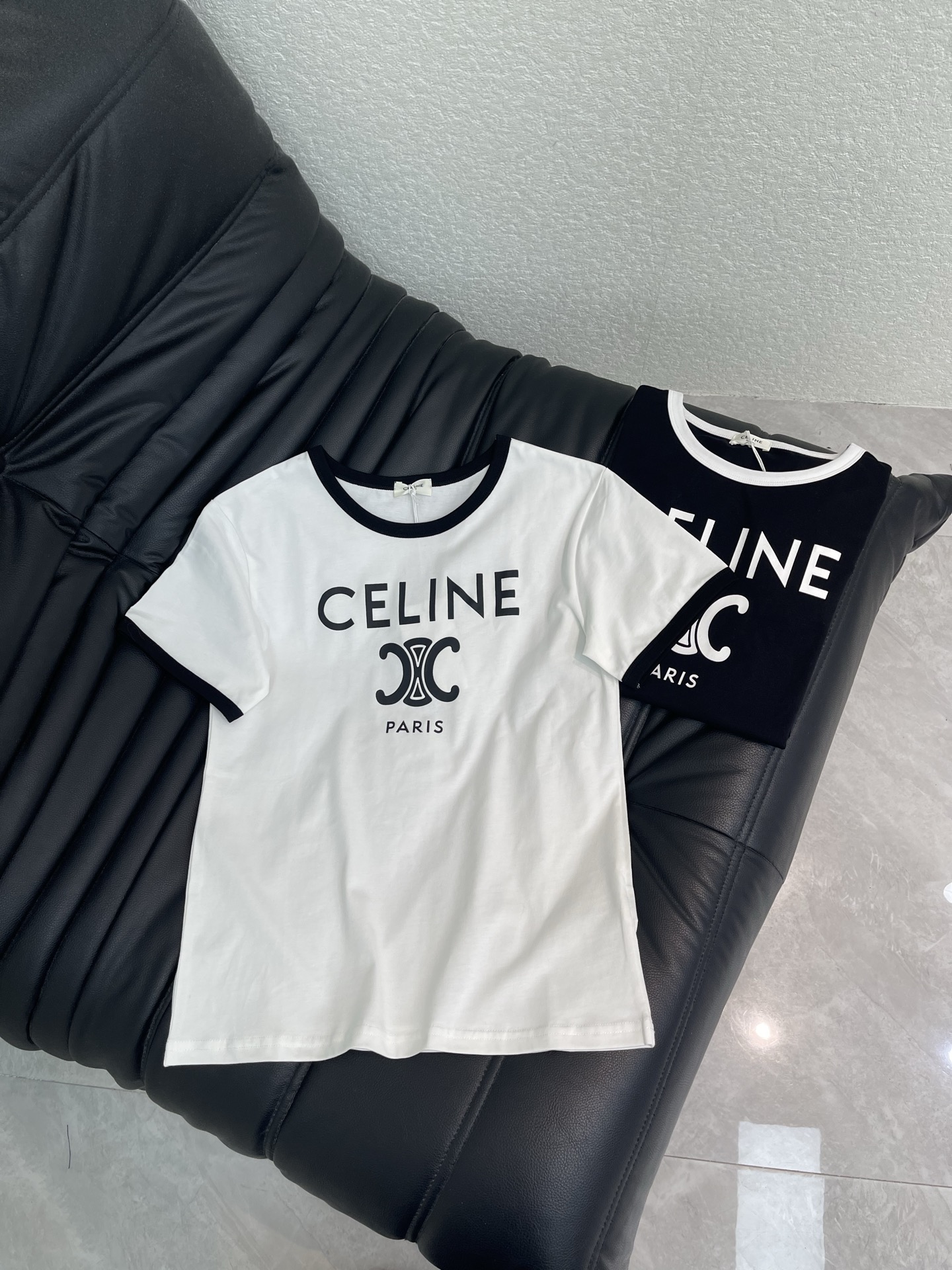 NO:798779,Celin* classic Arc de Triomphe contrast letter round neck short-sleeved T-shirt. Collar and cuffs are contrasting with hemming design, classic logo pattern on the chest, basic version, comfortable and versatile but not outdated, simple and not simple style, can be worn inside or outside in all seasons. The design is simple and recognizable, and has a sense of luxury, and is highly suitable for daily matching. SML,,celine,T-shirt,tees,t-shirt,19860909Celin*经典款凯旋门撞色字母圆领短袖T恤.领边和袖口撞色包边设计,胸前经典logo图案,基础版型,舒适百搭不过时,简约不简单的款式,可以四季穿 内搭、外穿都可以,设计简约有辨识度,而且自带高级感,日常搭配性超高. SML,,celine,T-shirt,tees，t-shirt,,Women's clothing