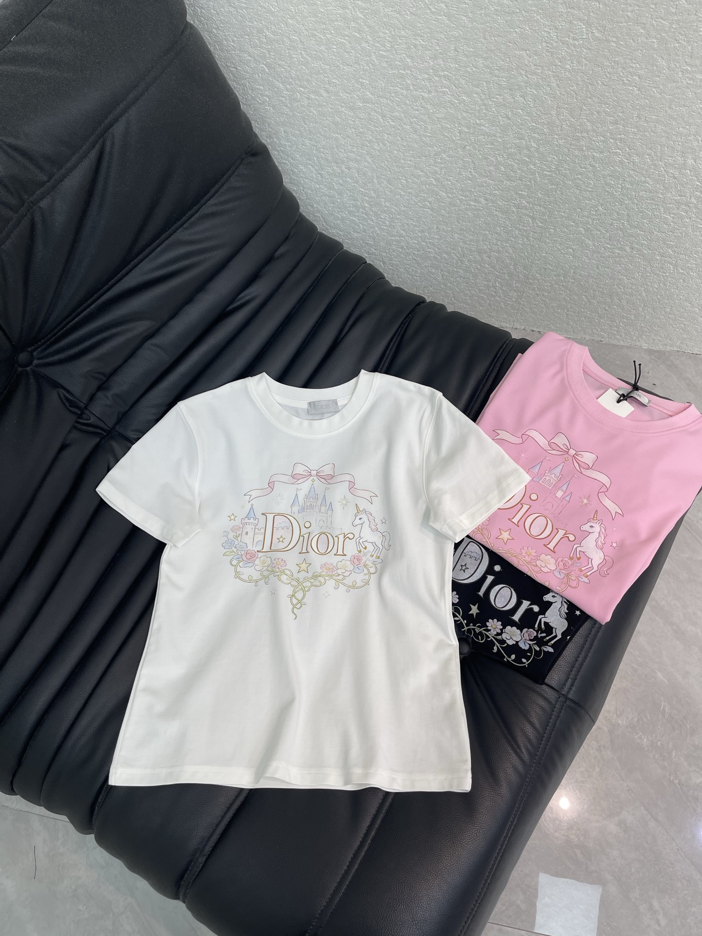 NO:799224,Dio*26 new spring and summer digital printing castle pony letter short-sleeved T-shirt Mercerized cotton fabric High-density fashionable sports style Every daily wear Playful and age-reducing design elements full of vitality High quality Size S-XXL A,, dior, T-shirt, tees, t-shirt,19860909Dio*26春夏新款数码印花城堡小马字母短袖T恤 丝光棉面料 高密度时髦运动风 每个日常的穿搭 俏皮减龄充满元气的设计元素 高品质 尺码S-XXL A,,dior,T-shirt,tees，t-shirt,,Women's clothing