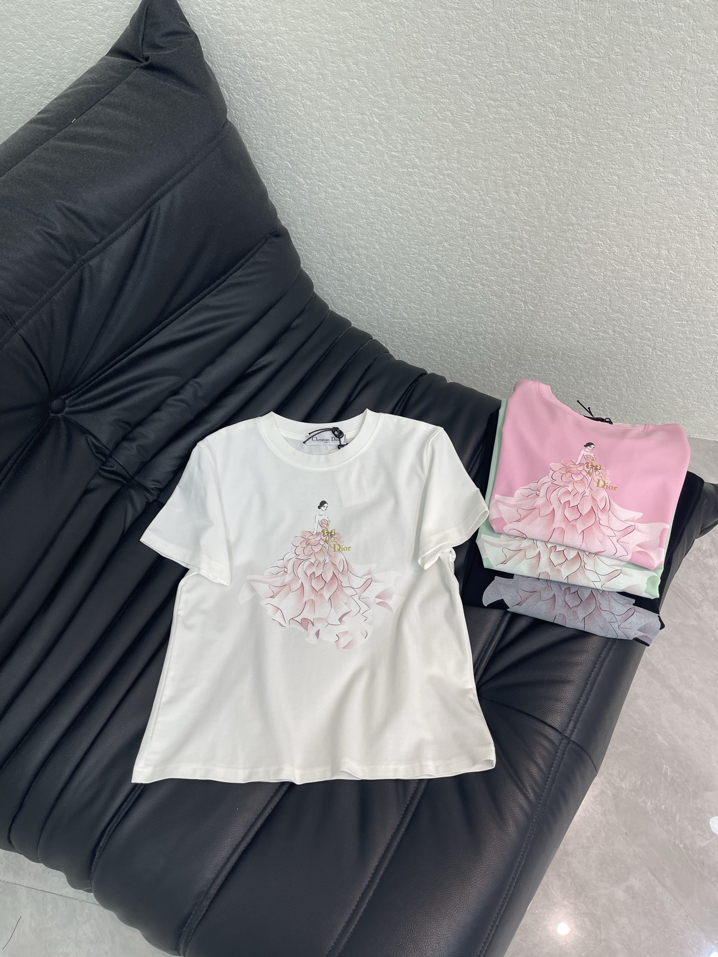 NO:799225,Chane*26 new spring and summer digital printed wedding dress short-sleeved T-shirt Mercerized cotton fabric High-density fashionable sports style Every daily wear Playful and age-reducing design elements full of vitality High quality Size S-XXL A,,chanel,T-shirt,tees,t-shirt,19860909Chane*26春夏新款数码印花婚纱短袖T恤 丝光棉面料 高密度时髦运动风 每个日常的穿搭 俏皮减龄充满元气的设计元素 高品质 尺码S-XXL A,,chanel,T-shirt,tees，t-shirt,,Women's clothing
