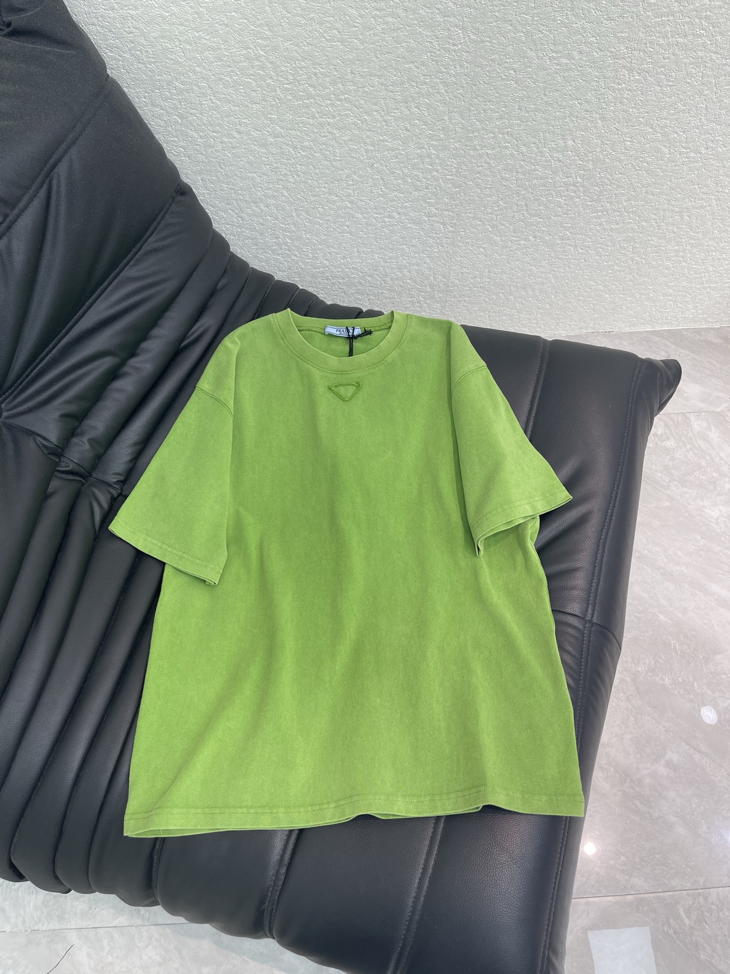 NO:800099,Prad*26 new spring and summer new triangle logo fruit green short-sleeved T-shirt. Customized high-weight cotton fabric. Washed and faded old craftsmanship brings a retro texture. The fruit green is eye-catching and catches the sun. Simple design + triangle logo patch details. Recognizable. The loose version is comfortable and fashionable. It can be easily used for daily outings and leisure occasions. The energetic atmosphere is full. Same style for men and women. SML A,, prada, T-shirt, tees, t-shirt,19860909Prad*26春夏新款三角标果绿色短袖T恤 定制高克重棉质面料 洗水褪色做旧工艺带来复古质感 果绿色亮眼吸晴 简约设计+三角标贴布细节 辨识度拉满 宽松版型舒适又时髦 日常出街、休闲场合都能轻松驾驭 活力氛围感拉满 男女同款 SML A,,prada,T-shirt,tees，t-shirt,,Women's clothing