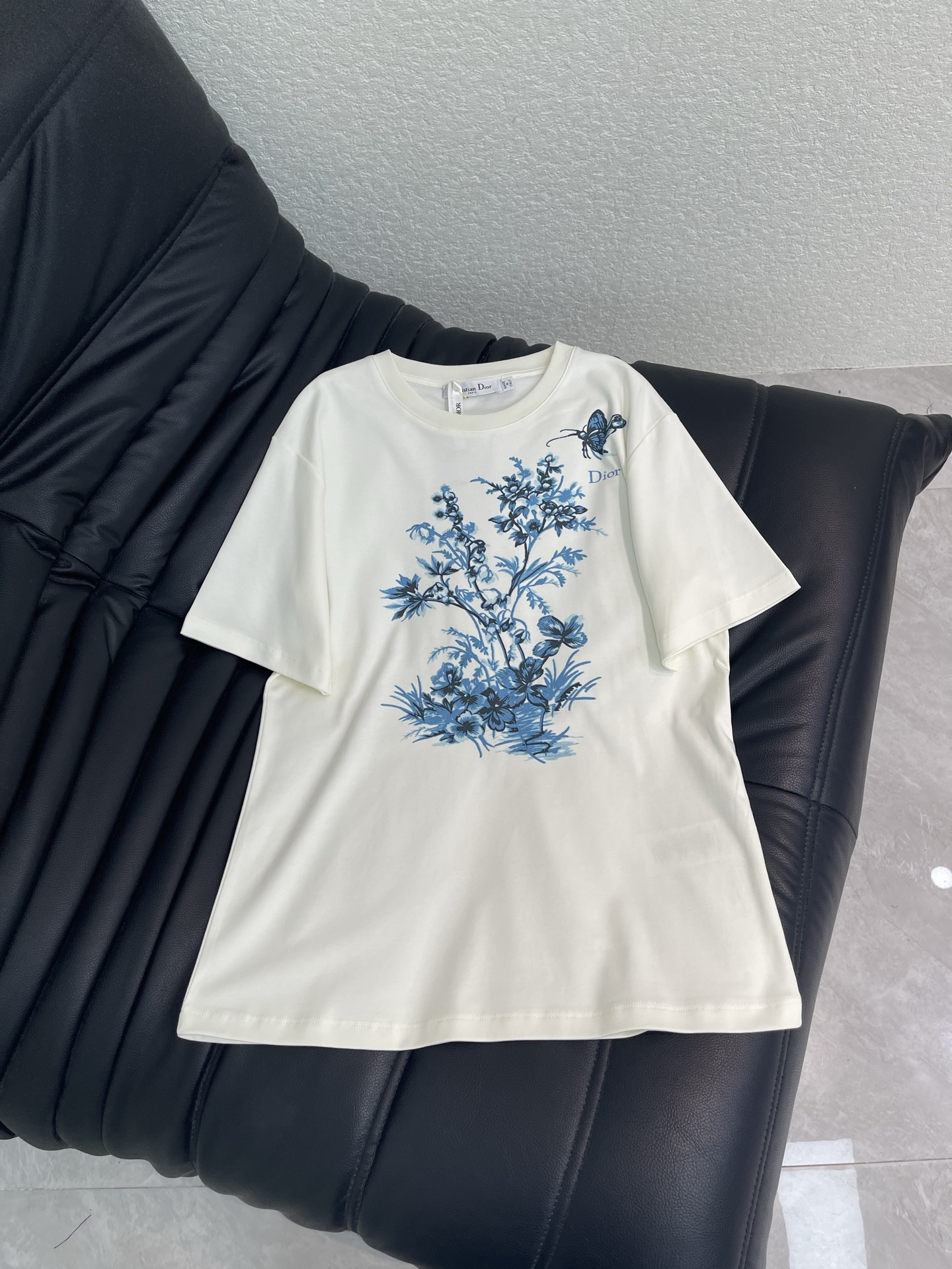 NO:800094,Dio*26 new spring and summer bow flower short-sleeved T-shirt. Customized mercerized cotton material. Beige tone with vivid printed patterns. It is very fashionable to wear with skirts in spring and summer. The small and loose version does not have a sense of restraint on the upper body. SML A,, dior, skirts, T-shirt, tees, t-shirt,19860909Dio*26春夏新款蝴蝶结花卉短袖T恤 定制丝光棉材质 米色基调搭配生动的印花图案 春夏搭配半裙都很时髦的穿搭 小宽松版型上身不带束缚感 SML A,,dior,skirts,T-shirt,tees，t-shirt,,Women's clothing