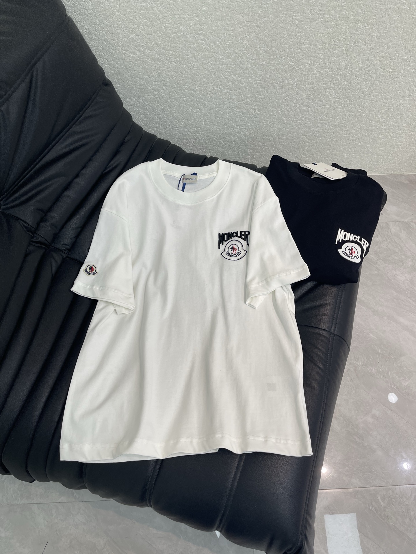 NO:800101,Moncle* 26 new spring and summer new short-sleeved T-shirt with badge embroidery and logo. Made of high-weight pure cotton, soft and skin-friendly and breathable, super comfortable to wear in summer! There are brand logos on the chest and cuffs, which are highly recognizable. The loose version is highly tolerant and can be easily used for daily leisure or sports. The same style for men and women!  S-XL A,,Moncler,T-shirt,tees,t-shirt,19860909Moncle*蒙口26春夏新款徽章刺绣logo短袖T恤.高克重纯棉材质,柔软亲肤又透气,夏天穿超舒服!胸前和袖口有品牌章仔Logo,辨识度满分.宽松版型,包容性强,日常休闲或运动都能轻松驾驭.男女同款！S-XL A,,Moncler,T-shirt,tees，t-shirt,,Women's clothing