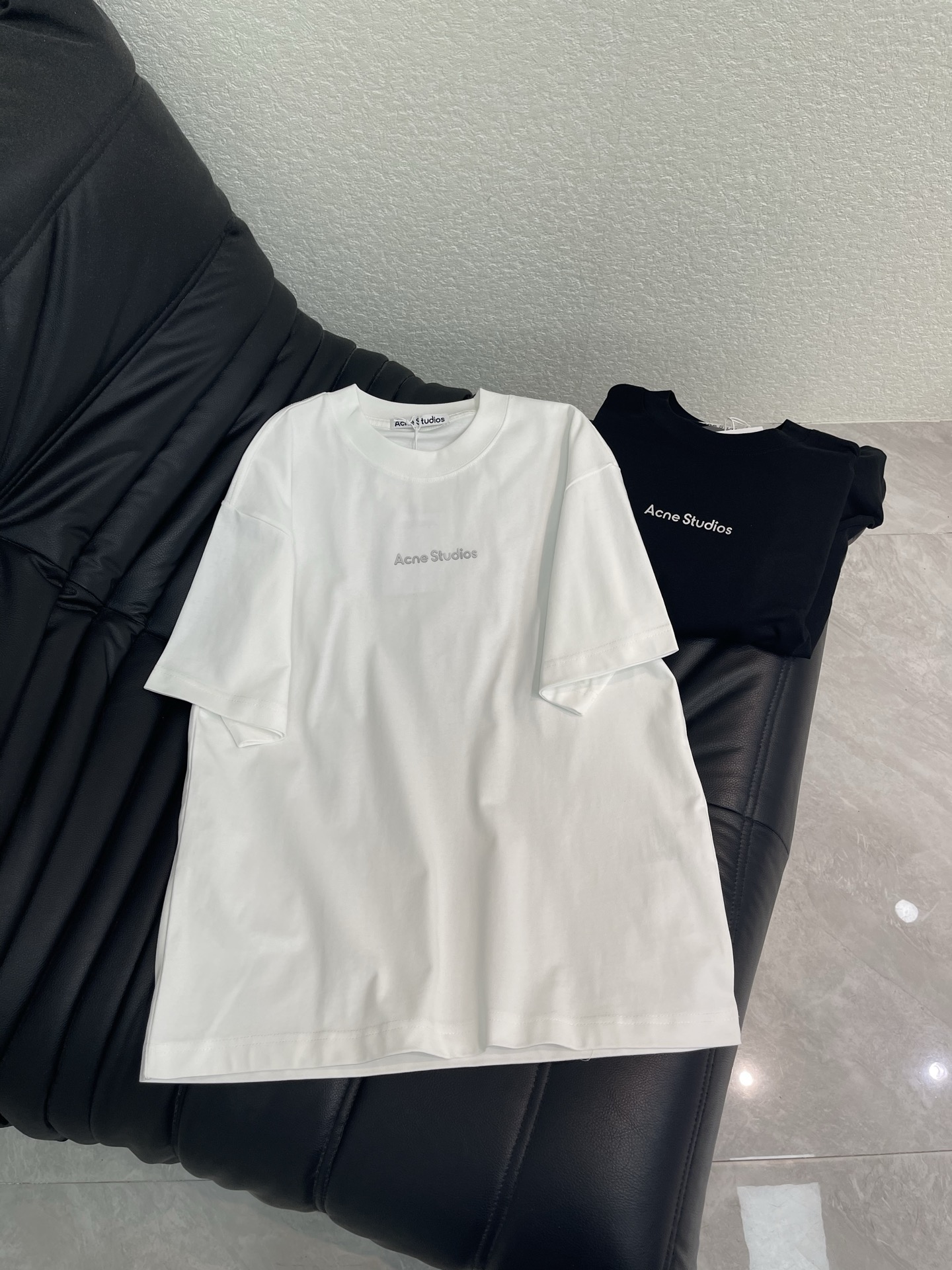 NO:800077,Acne Studio*26 new spring and summer 1996 embossed letter short-sleeved T-shirt. Heavyweight pure cotton fabric, soft and weighty, and completely impervious to wear in summer! 1996 letter printed logo, low-key and recognizable. Loose fit, tolerant of various body types, it is OK to match with jeans or casual pants, easy to get casual fashion! Same style for men and women!  S-XL A,,acne studios,dior,jeans,T-shirt,tees,t-shirt,19860909Acne Studio*26春夏新款1996压印字母短袖T恤.重磅纯棉面料,上手软糯又有分量,夏天穿也完全不透!1996字母印花标识,低调又有辨识度.宽松版型,包容多种身材,随便搭配牛仔裤或休闲裤都很OK,轻松 get随性时尚风!男女同款！S-XL A,,acne studios,dior,jeans,T-shirt,tees，t-shirt,,Women's clothing