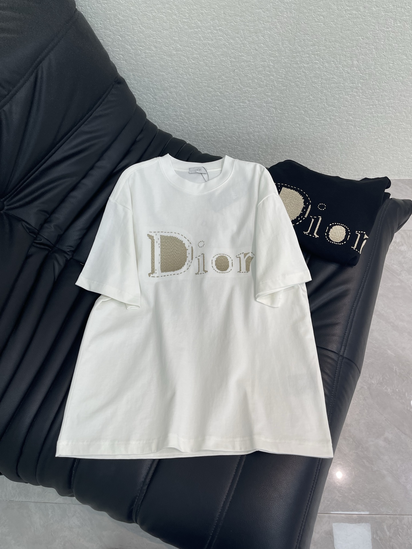 NO:800080,Dio*26 new spring and summer short-sleeved T-shirt with embroidered letters. High-gram heavyweight pure cotton wraps around the body like a cloud. The soft but not collapsed muscles and bones are amazing. You can raise your hand without running away from the cup or bending down without bulging. The embroidered letters on the left chest are the highlight of the design. 37-needle dense embroidery with matte silver thread + micro-relief technology. It has a low-key metallic luster when the sun shines obliquely. It is easy to get a simple and fashionable style. It can be easily controlled whether you are out on the street or on vacation. It is comfortable and stylish! The same style for men and women!  S-XL A,,dior,T-shirt,tees,t-shirt,19860909Dio*26春夏新款刺绣字母短袖T恤.高克重重磅纯棉像云朵裹身,软而不塌的筋骨感绝了抬手不跑杯,弯腰不鼓包,左胸刺绣字母是心机亮点,哑光银线37针密绣+微浮雕工艺,阳光斜照时泛着低调金属光泽,轻松get简约时尚风~无论日常出街还是度假都能轻松驾驭,舒适又有型!男女同款！S-XL A,,dior,T-shirt,tees，t-shirt,,Women's clothing