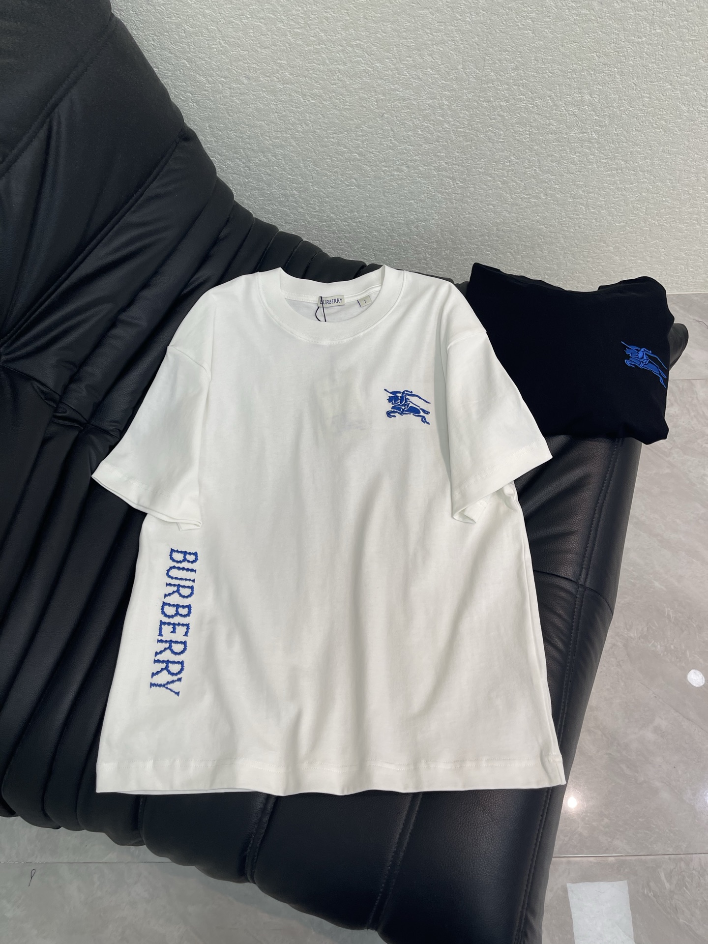 NO:800083,Burberr*26 new spring and summer new war horse logo embroidered round neck short-sleeved T-shirt. Customized high-weight cotton fabric, soft, skin-friendly and comfortable. Contrast color embroidery technology, three-dimensional texture, highly recognizable! A very fashionable style, the overall design is simple yet individual, suitable for urban men and women who pursue fashion trends and pay attention to brand culture, and can easily handle various occasions. The same style for men and women!  S-XL A,,burberry,T-shirt,tees,t-shirt,19860909Burberr*26春夏新款战马logo刺绣圆领短袖T恤.定制高克重全棉面料,面料柔软,亲肤舒适.撞色刺绣工艺,质感立体,辨识度超高!非常时尚的一个款,整体设计简约而不失个性,适合追求时尚潮流、注重品牌文化的都市男女,轻松驾驭多种场合.男女同款！S-XL A,,burberry,T-shirt,tees，t-shirt,,Women's clothing