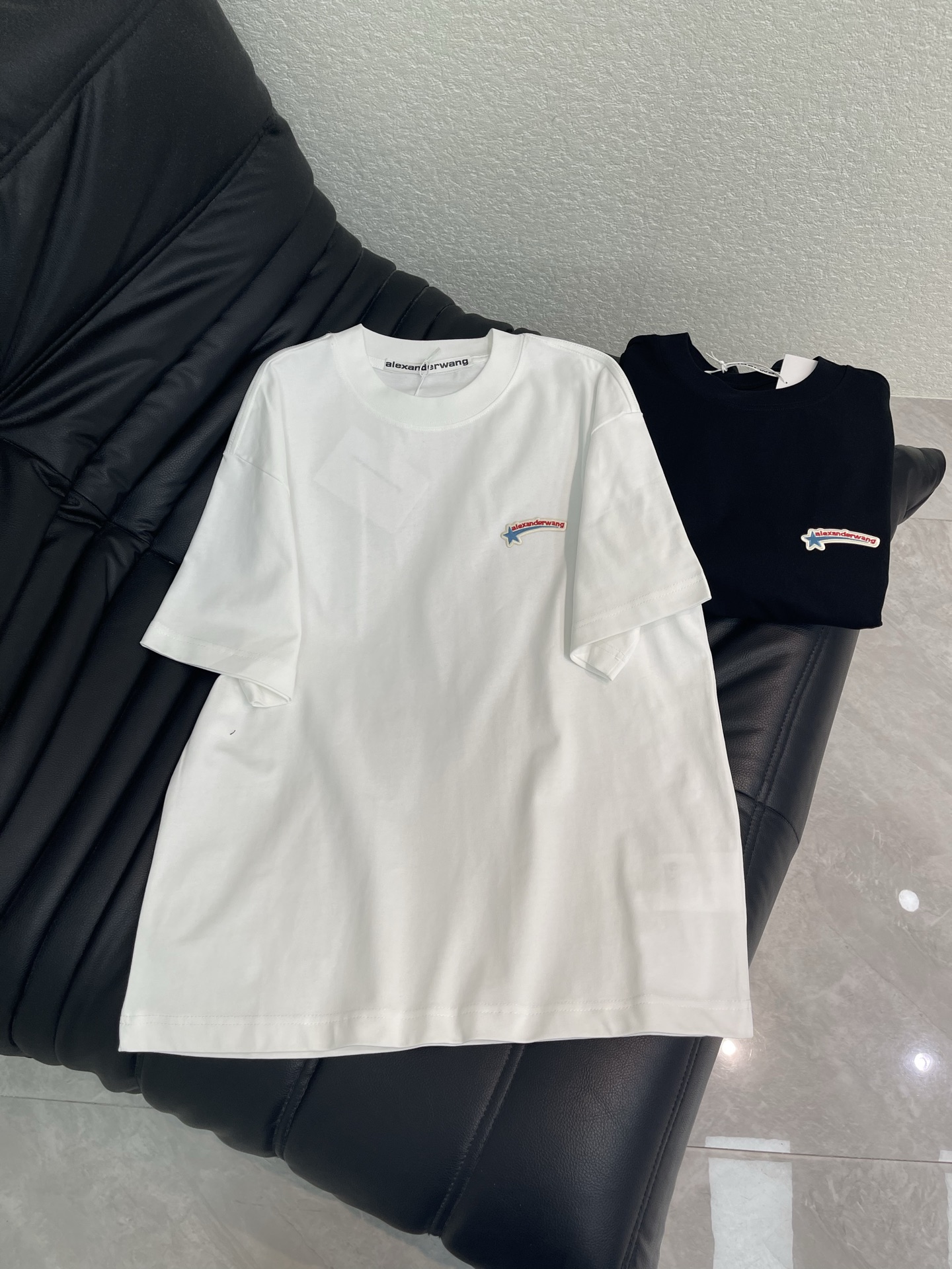 NO:800086,Alexanderwan* king 26 new personalized avant-garde single product round neck short-sleeved T-shirt, heavy industry star letter embroidery labeling technology, fashionable and advanced double yarn worsted cotton fabric, loose oversize version, same style for men and women, exquisite and versatile. S-XL A,, versace, alexander wang, T-shirt, tees, t-shirt,19860909Alexanderwan*大王26新款个性前卫单品圆领短袖T恤,重工星形字母刺绣贴标工艺,时尚又高级双纱精纺全棉面料,宽松oversize版型,男女同款,精致百搭.S-XL A,,versace,alexander wang,T-shirt,tees，t-shirt,,Women's clothing