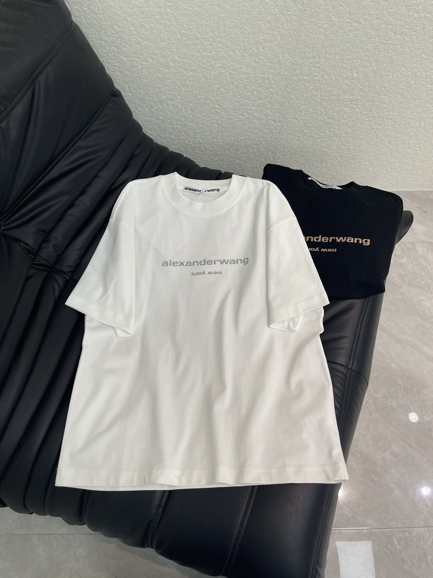 NO:800089,Alenxanderwan*26 new personalized avant-garde item round neck short-sleeved T-shirt, heavy embossed letters, fashionable and high-end double yarn worsted cotton fabric, loose oversize version, same style for men and women, exquisite and versatile. S-XL A,,versace,T-shirt,tees,t-shirt,19860909Alenxanderwan*26新款个性前卫单品圆领短袖T恤,重工压印字母,时尚又高级双纱精纺全棉面料,宽松oversize版型,男女同款,精致百搭.S-XL A,,versace,T-shirt,tees，t-shirt,,Women's clothing