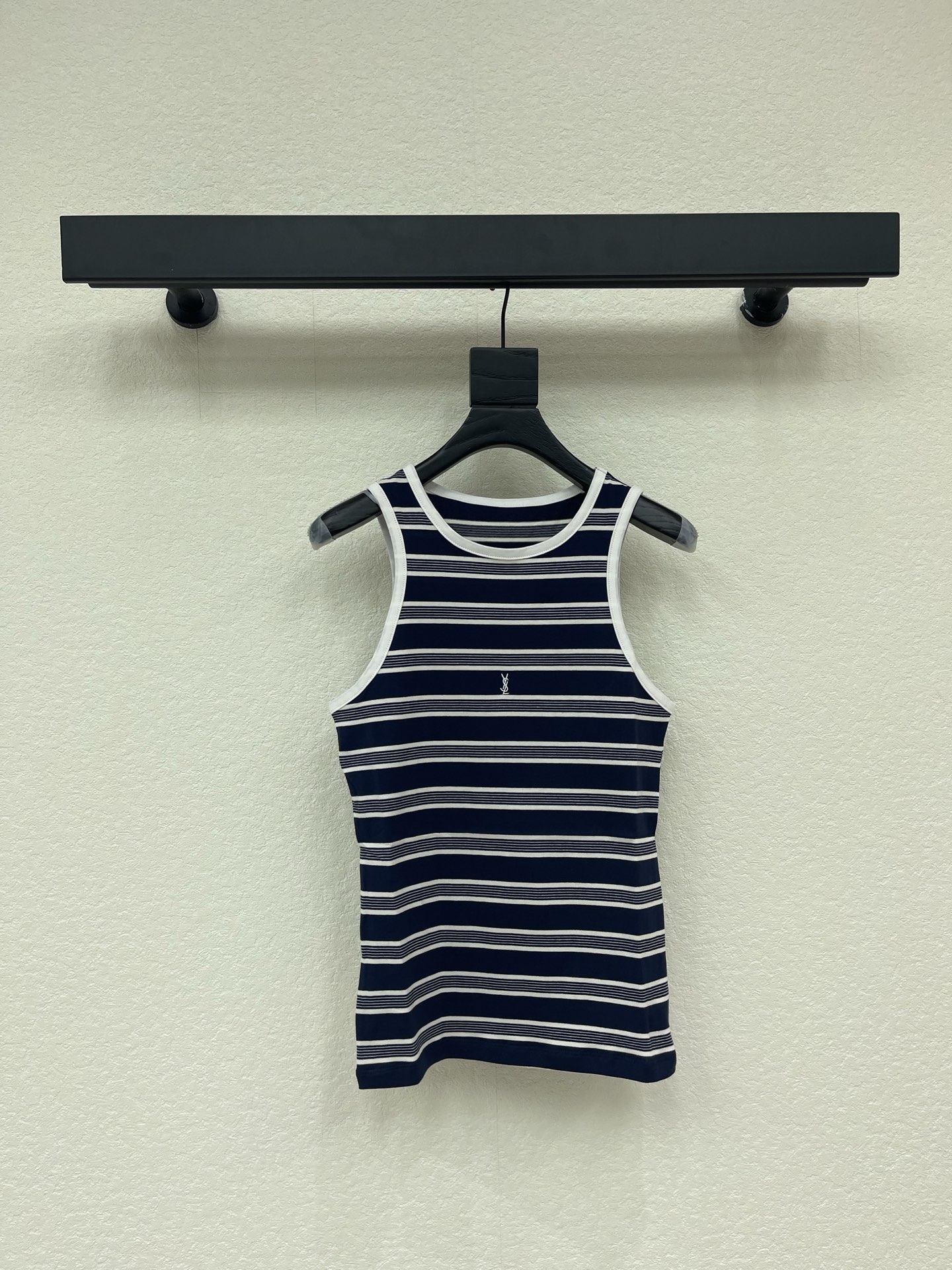 NO:798782,Saint Lauren*26 new ysl navy white striped sleeveless vest top with classic blue and white contrasting stripes creates a retro relaxed feel. The round neck edging design modifies the neck line, and the exquisite YSL embroidered logo on the chest low-key highlights the brand recognition. The fine knitted fabric is skin-friendly and breathable, and the loose straight version is not flattering on the body shape. It is refreshing and neat to wear alone, layered to create a sense of layering, and can be easily adapted to various scenes such as commuting and leisure. It is a versatile basic style that will never go out of style in the wardrobe. SML, saint  laurent, saint laurent,19860909Saint Lauren*26新款ysl藏青白条纹无袖背心上衣经典蓝白撞色条纹打造复古松弛感,圆领包边设计修饰颈部线条,胸前精致YSL刺绣logo低调彰显品牌辨识度.细腻针织面料亲肤透气,宽松直筒版型不挑身形,单穿清爽利落,叠穿打造层次感,轻松适配通勤、休闲等多种场景,是衣橱永不过时的百搭基础款.SML,,saint laurent,saint laurent,,Women's clothing
