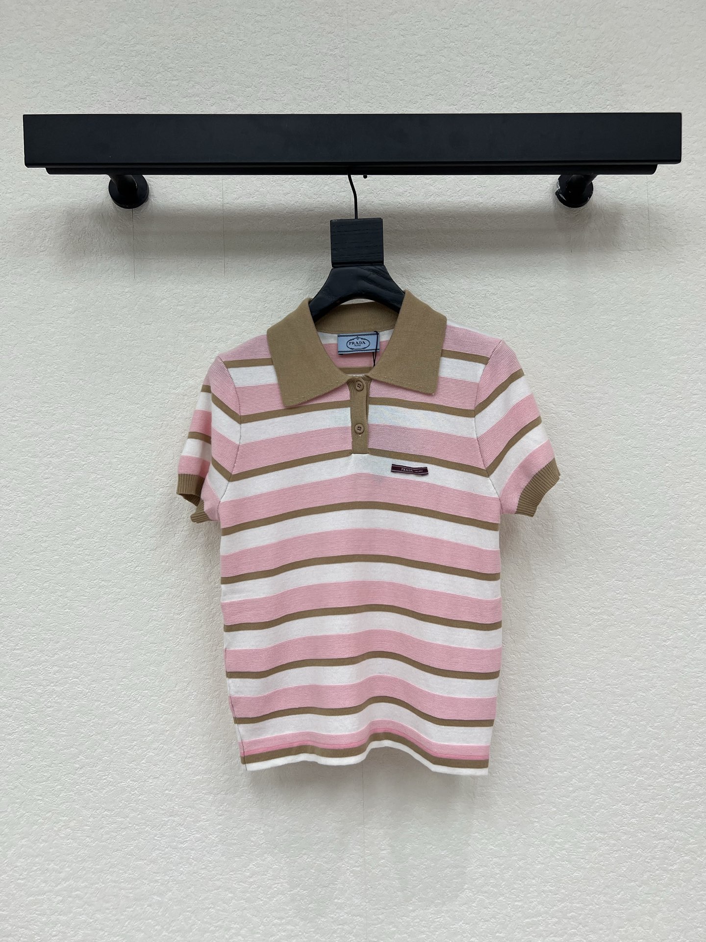 NO:798783,Prad*26 new spring and summer Polo shirt, designed with horizontal stripes in pink, white and brown, with brown toned lapels and cuffs, full of retro college style! The knitted fabric is soft and breathable, super comfortable to wear in spring and summer ~ short sleeves + two-button placket, small label embellishment on the chest, full of details, easy to control for daily commuting and leisure, match with jeans or casual pants, simple and fashionable, easy to get spring and energetic wear! SML,, prada, jeans, T-shirt,19860909Prad*26春夏新款Polo衫,采用粉,白,棕三色横条纹设计,棕色调翻领和袖口,复古学院风满满!针织面料柔软透气,春夏穿超舒服~短袖+两粒扣门襟,胸前小标签点缀,细节感拉满,日常通勤,休闲都能轻松驾驭,搭配牛仔裤或休闲裤,简约又时髦,轻松get春活力穿搭! SML,,prada,jeans,T-shirt,,Women's clothing