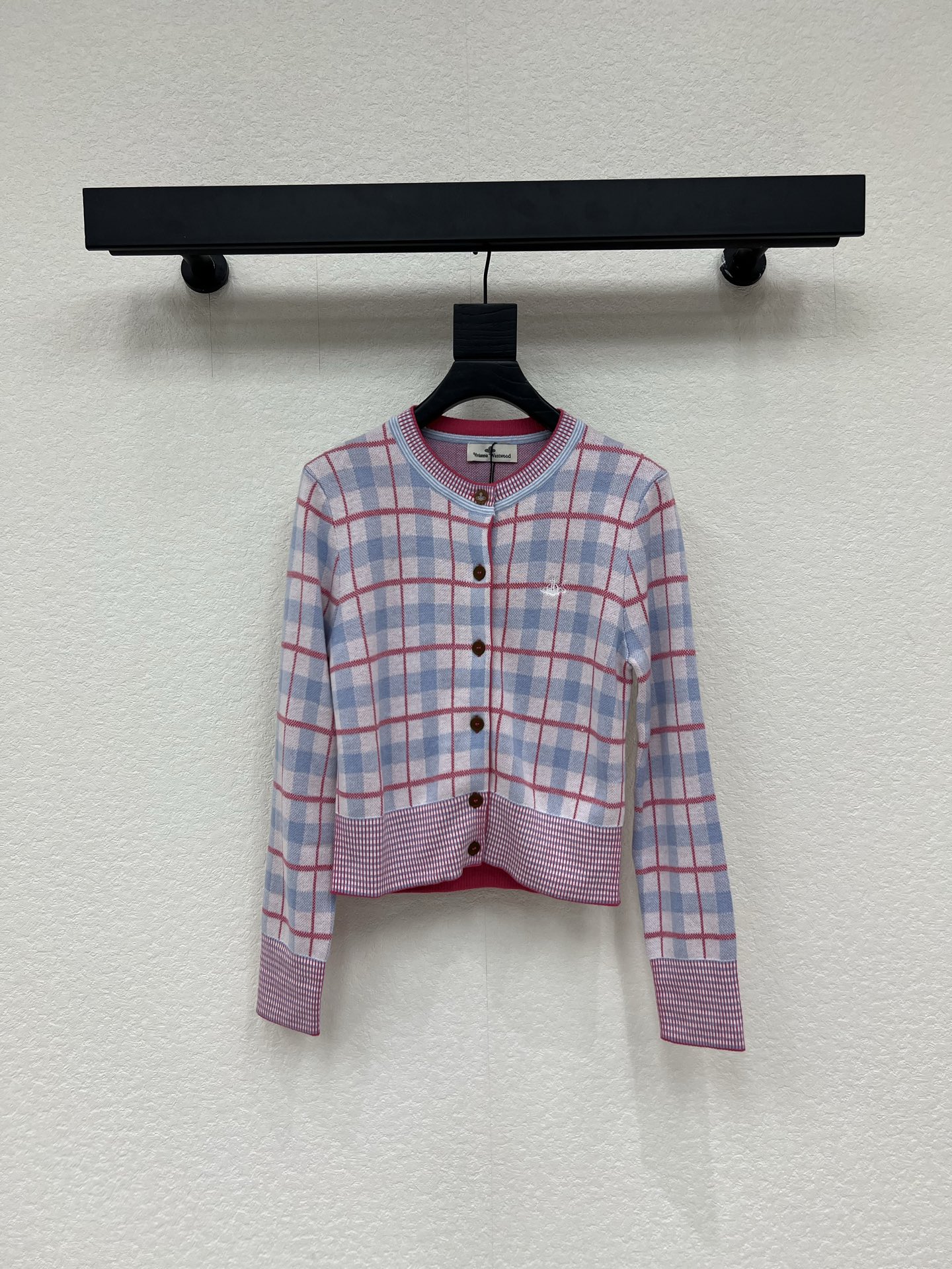 NO:798792,VivieneWestwoo*West Queen Mother's 26 early spring new plaid round neck long-sleeved knitted cardigan!  Customized wool knitted material, high-end texture, comfortable and soft, round neck long-sleeved cardigan cut, contrasting color hemming and body texture go in a different direction, forming a sense of layering, plaid pattern all over the body, Saturn embroidery on the chest, highlighting the brand tone, regular version, simple and versatile for daily use!  SML,,19860909VivieneWestwoo*西太后26早春新款格纹圆领长袖针织开衫！定制羊毛针织材质,质感高级,舒适柔软,圆领长袖开衫剪裁,撞色包边与大身质感走向相异,形成层次感,大身满铺格子图案,胸前土星刺绣,彰显品牌调性,常规版型,日常简约百搭款！SML,,,Women's clothing