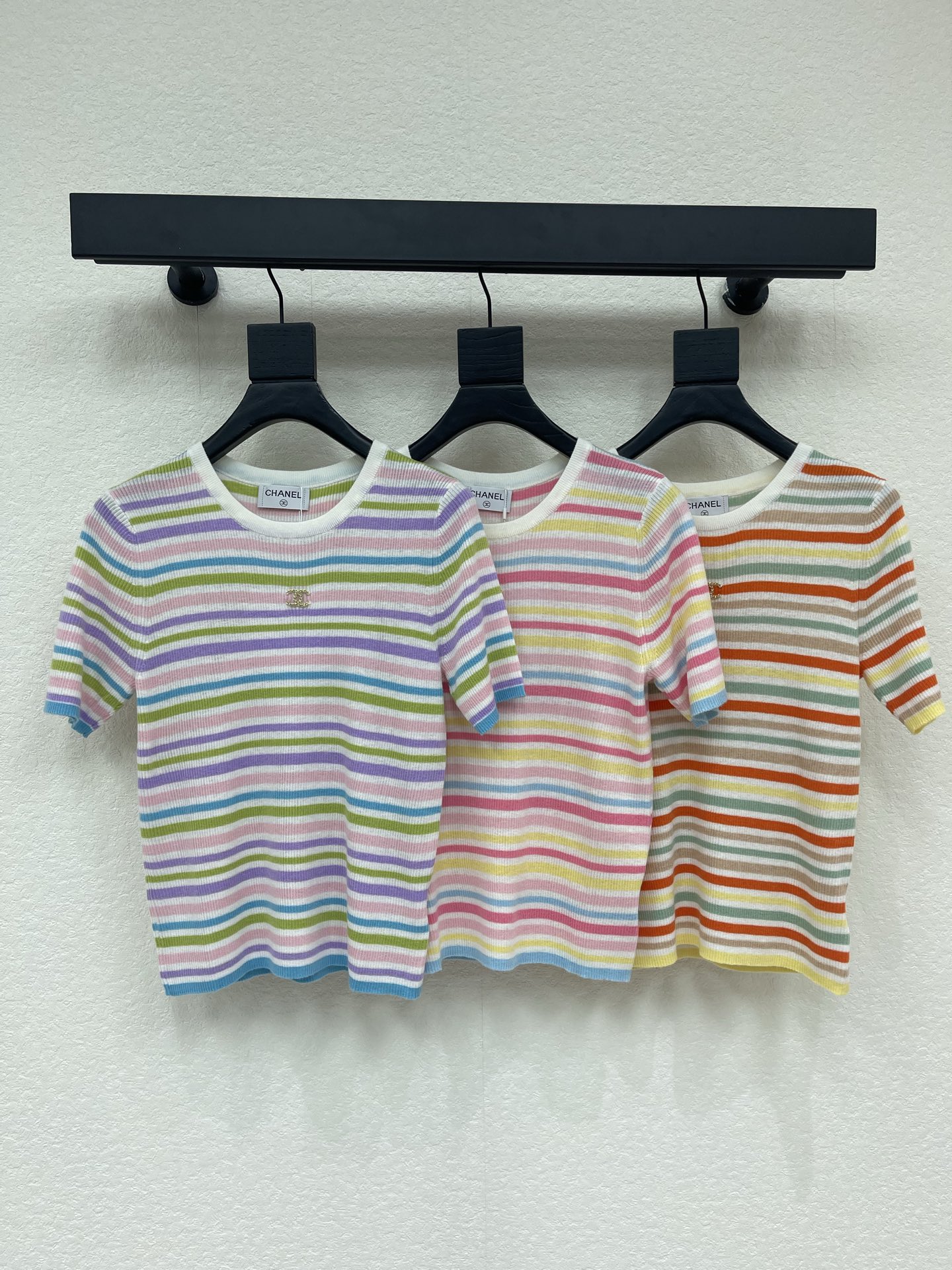 NO:800668,CHANE*26 new spring and summer striped round neck knitted short sleeves!  Custom-made imported silk wool knitted material, soft and comfortable, round neck knitted short-sleeved cut, all-over colorful stripes intertwined with double C hardware logo decoration on the chest, highlighting the brand style, high-end and fashionable, slim and elastic version, highlighting the figure, playful and age-reducing!  SML,,chanel,T-shirt,19860909CHANE*26春夏新款条纹圆领针织短袖！定制进口丝毛针织材质织造 柔软舒适 圆领针织短袖剪裁 通体彩色条纹交织胸前双C五金徽标装饰 彰显品牌格调 高级时髦 修身弹力版型 凸显身材 俏皮减龄！SML,,chanel,T-shirt,,Women's clothing