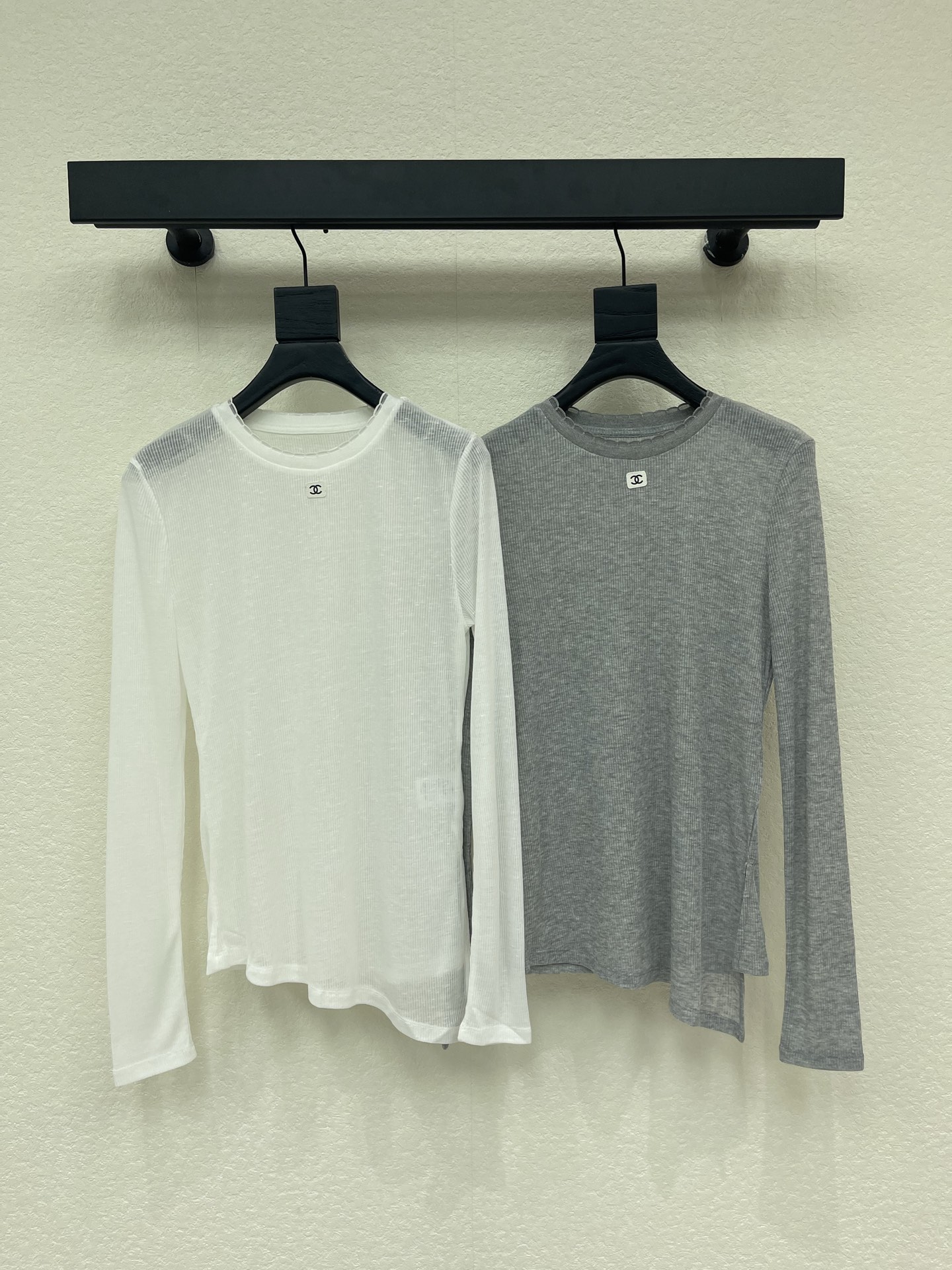 NO:800648,Chane*26 new long-sleeved irregular bottoming shirt, a cloud-like and comfortable series!  Whoever wears it knows how comfortable it feels on the upper body!  Contrasting color small label design and super stretchy fabric!  The classic colors are both everyday and high-end, a must-have for daily wear!  SML A,,chanel,19860909Chane*26新款长袖不规则打底衫 云感舒适的系列！ 上身的触感谁穿谁知道的舒服！ 撞色小贴牌设计 面料弹力超级好！ 经典颜色都是日常又高级, 日常穿搭必备！ SML A,,chanel,,Women's clothing