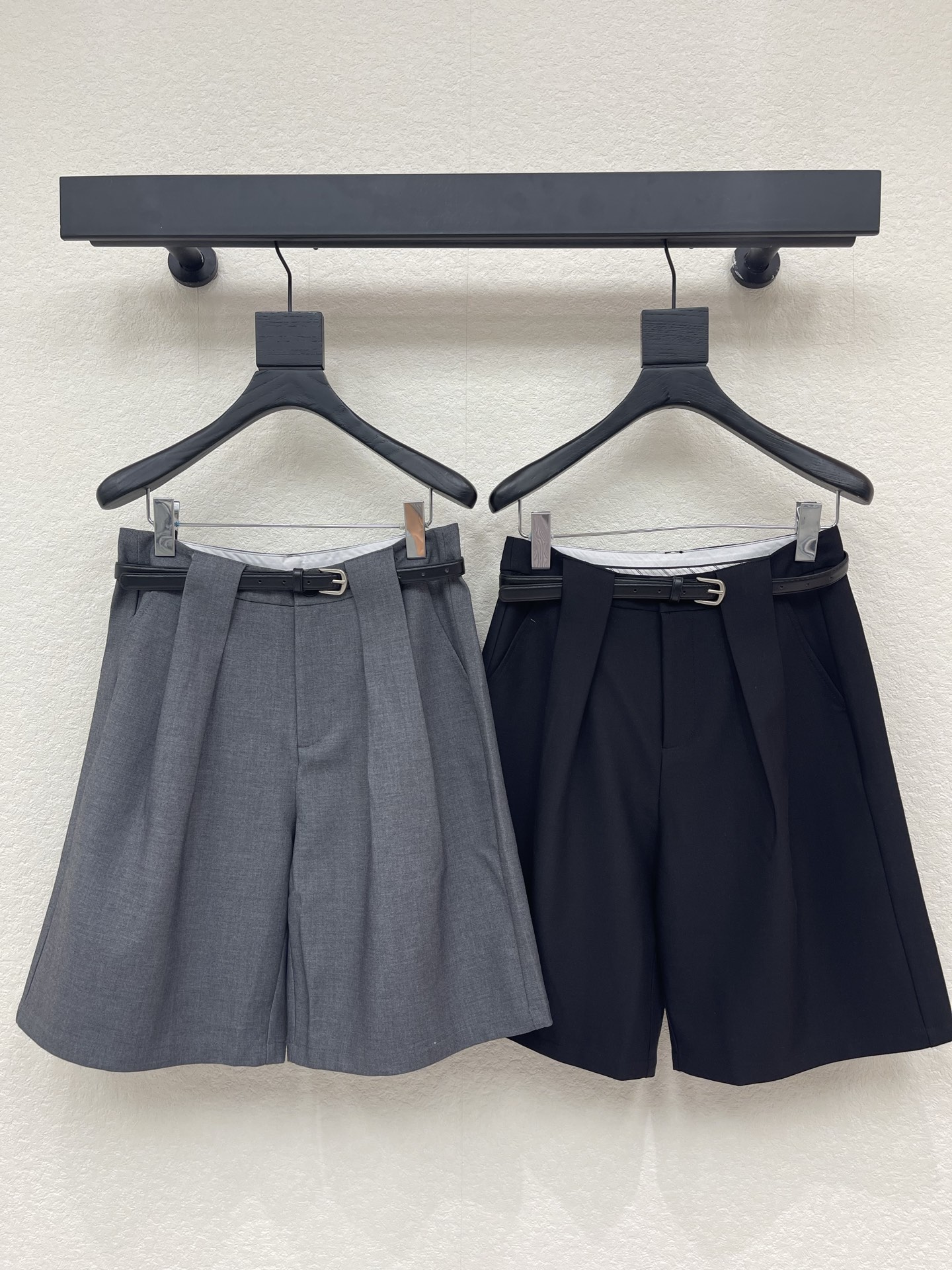 NO:801157,A must-have pair of Bermuda trousers for fashionistas' wardrobe. MM6 classic belted design trousers. Simple yet fashionable. The high-waisted design not only slims the body, but also elongates the leg line, making the posture more elegant and straight. It can create different sparks when matched with different tops. It is capable, calm and cool. It interprets different styles from multiple angles. The timeless classic is definitely not to be missed. The crisp and neat aura is at your fingertips. Very practical and comfortable. SML  A,,masion margiela,19860909时髦精们衣橱必备的一条百慕大中裤 MM6经典配腰带设计五分裤 简洁而又不失时尚感 高腰设计不仅显瘦,还能拉长腿部线条, 让身姿更加优雅挺拔 搭配不同上装 都能碰撞出不一样的火花 干练 沉稳 酷飒 多角度诠释不同风格 永恒经典是绝对不可错过的 干脆利落的气场信手拈来 实穿度极高 舒适度满分 SML A,,masion margiela,,Women's clothing