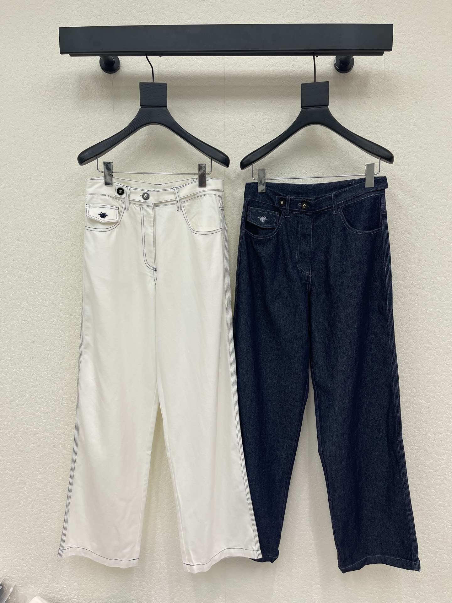 NO:800645,Dio*26 new CD button bee embroidered casual pants and Tencel jeans. These pants are made of high-quality fabrics, technological design, fresh colors, crisp silhouette and personalized design, exclusive brand accessories decoration, making you the most unique existence. Whether it is the trend front or daily casual, it can make your matching full of innovation. Create your exclusive style and show your personality. SML, dior, jeans,19860909Dio*26新款CD扣蜜蜂刺绣休闲裤天丝牛仔裤.这款裤子选用优质面料,工艺设计,清新的色系 挺括的版型与个性的设计相结合,专属品牌配件装饰,让你成为最独特的存在.无论是潮流前线还是日常休闲,它都能让您的搭配充满新意.打造你的专属风格,尽情展现个性.SML,,dior,jeans,,Women's clothing