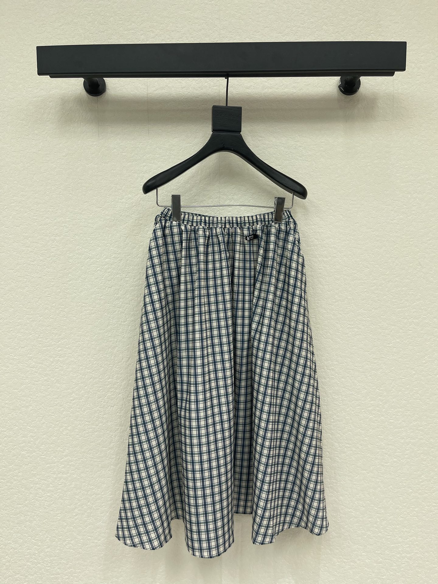 NO:800665,Prad*26 new blue and white plaid high-waist pleated skirt, retro literary style, light and breathable fabric is very suitable for spring and summer wear, high waist elastic design, slim and comfortable, pleated swing has a sense of elegance when walking, the plaid pattern is classic and eye-catching, can be easily used for daily commuting and leisure, match with a shirt or knitted top, French elegance or Korean gentleness can be switched at will, the skirt is mid-length, modifies the leg shape and is convenient for movement, it is a practical and fashionable versatile item!  SML A,,prada,skirts,shirts,19860909Prad*26新款蓝白格纹高腰百褶裙半裙,复古文艺风,轻薄透气面料超适合春夏穿搭,高腰松紧设计,显瘦又舒适,百褶大摆走路自带飘逸感,格纹图案经典耐看,日常通勤、休闲都能轻松驾驭,搭配衬衫或针织上衣,法式优雅or韩系温柔随心切换,裙长中长款,修饰腿型又方便活动,是实用又时髦的百搭单品！SML A,,prada,skirts,shirts,,Women's clothing