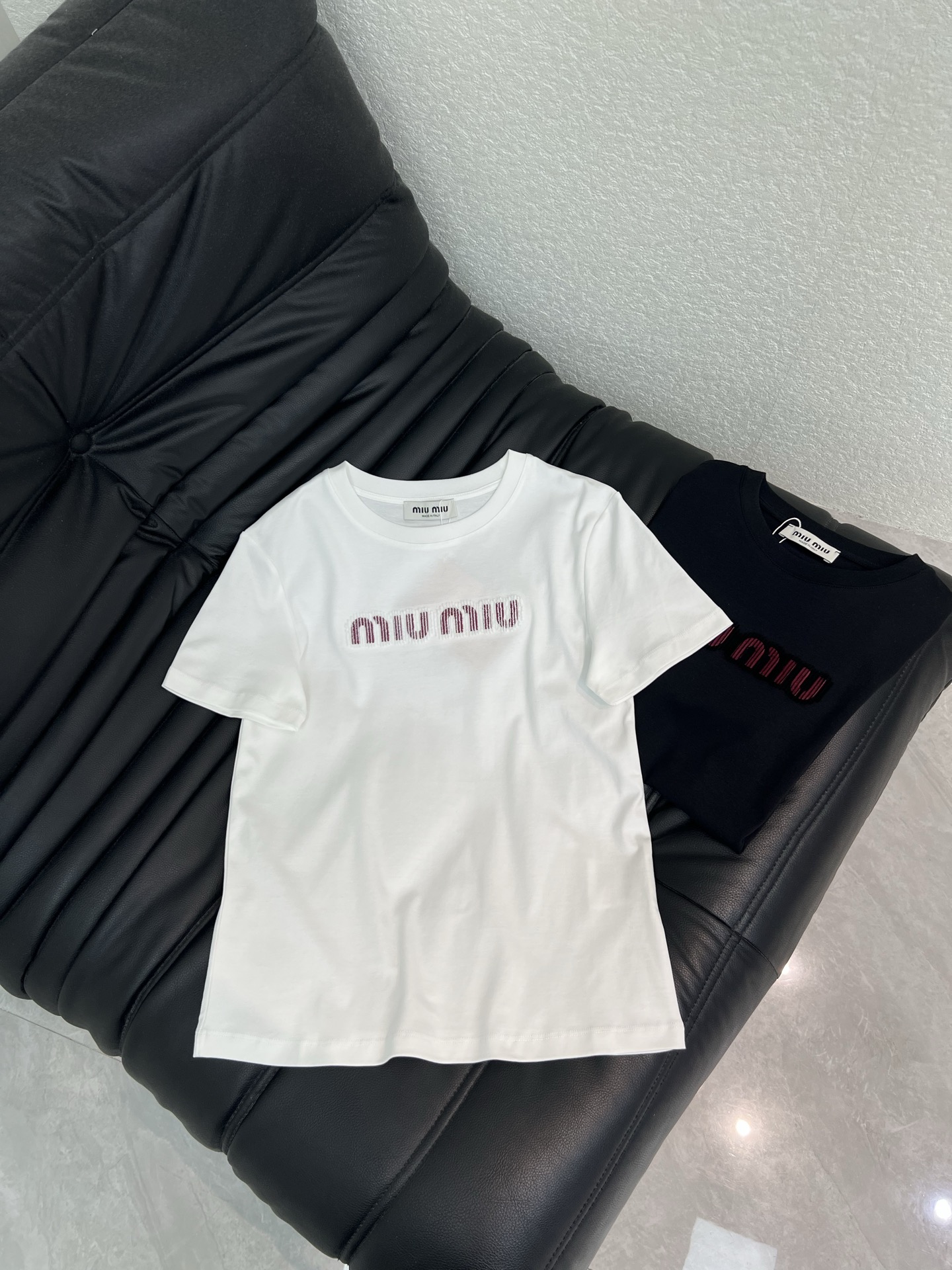 NO:801163,Miumi*26 new spring and summer new product contrasting color embroidered letters toothbrush embroidered round neck short-sleeved T-shirt. Customized YB mercerized cotton material, fine texture, comfortable and breathable, slim short-sleeved tailoring, slim fit and slim fit, the letter pattern is outlined with embroidery technology on the chest, rich colors, echoing the brand style, fashionable temperament. Black and white SML,, miumiu, T-shirt, tees, t-shirt,19860909Miumi*26春夏新品撞色刺绣字母牙刷绣圆领短袖T恤.定制YB丝光棉材质,质感细腻,舒适透气,修身短袖裁剪,穿搭修身显瘦,胸前以刺绣工艺勾勒出字母图案,色彩丰富,品牌格调呼应,气质时髦.黑白 SML,,miumiu,T-shirt,tees，t-shirt,,Women's clothing