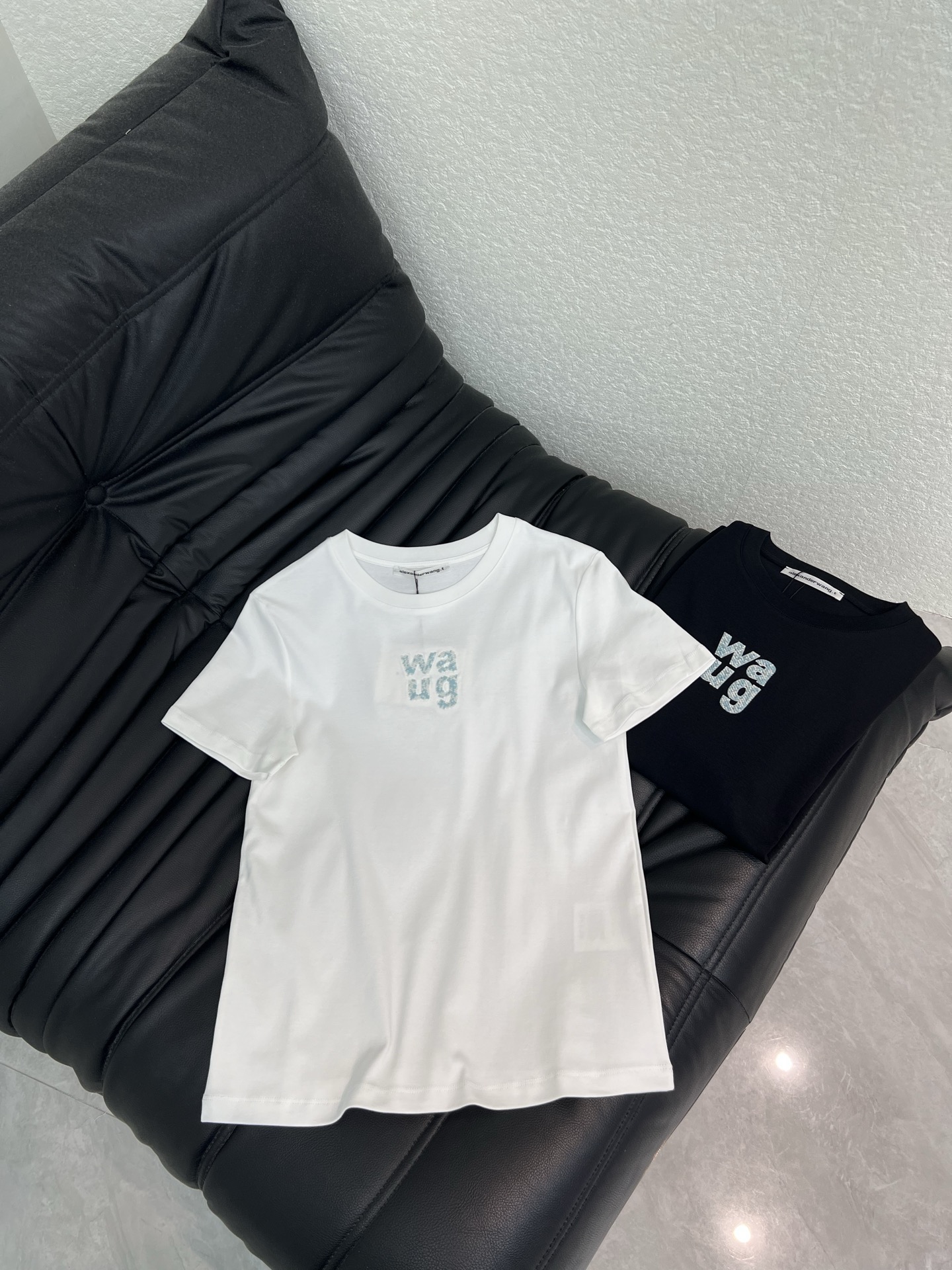 NO:801166,Alexander Wan*26 new spring and summer contrasting letter beading short-sleeved T-shirt. Customized YB mercerized cotton material, fine texture, comfortable and breathable, slim short-sleeved cut, slim fit and slim fit, hand-beading craftsmanship is used to outline the letter pattern on the chest, rich colors, echoing the brand style, fashionable temperament. Black and white SML,, T-shirt, tees, t-shirt,19860909Alexander Wan*26春夏新品撞色字母钉珠短袖T恤.定制YB丝光棉材质,质感细腻,舒适透气,修身短袖裁剪,穿搭修身显瘦,胸前以手工钉珠工艺勾勒出字母图案,色彩丰富,品牌格调呼应,气质时髦.黑白 SML,,T-shirt,tees，t-shirt,,Women's clothing