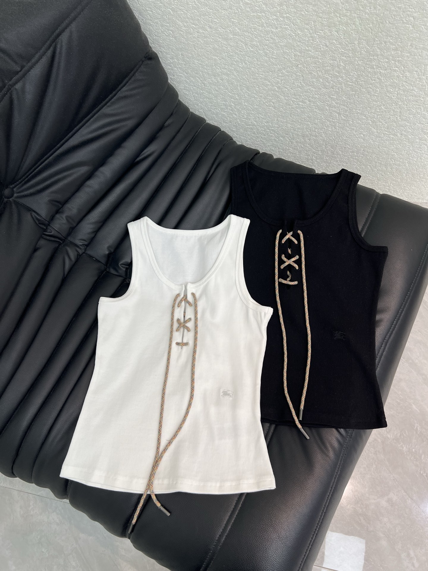 NO:800642,Burberr*/BBR 26 new spring and summer war horse embroidered rope strap U-neck vest, soft and elastic, super comfortable to wear close to the body!  The cross-lace design on the chest is full of details and can be adjusted freely. It is fashionable and practical. The sleeveless style is OK to wear alone or paired with a jacket in summer. It can easily create a sweet and cool or simple style. It can be easily used for daily commuting and leisure. It is a must-have and versatile item in the summer wardrobe. SML A,, burberry, jackets & coats,19860909Burberr*/BBR 26春夏新款战马刺绣绳子绑带U领背心,柔软有弹性,贴身穿着超舒适！胸前交叉系带设计,细节满分,还能自由调节松紧,时髦又实用.无袖款式,夏天单穿或搭配外套都很OK,轻松打造甜酷or简约风.日常通勤、休闲都能轻松驾驭,是夏季衣橱必备百搭单品.SML A,,burberry,jackets & coats,,Women's clothing
