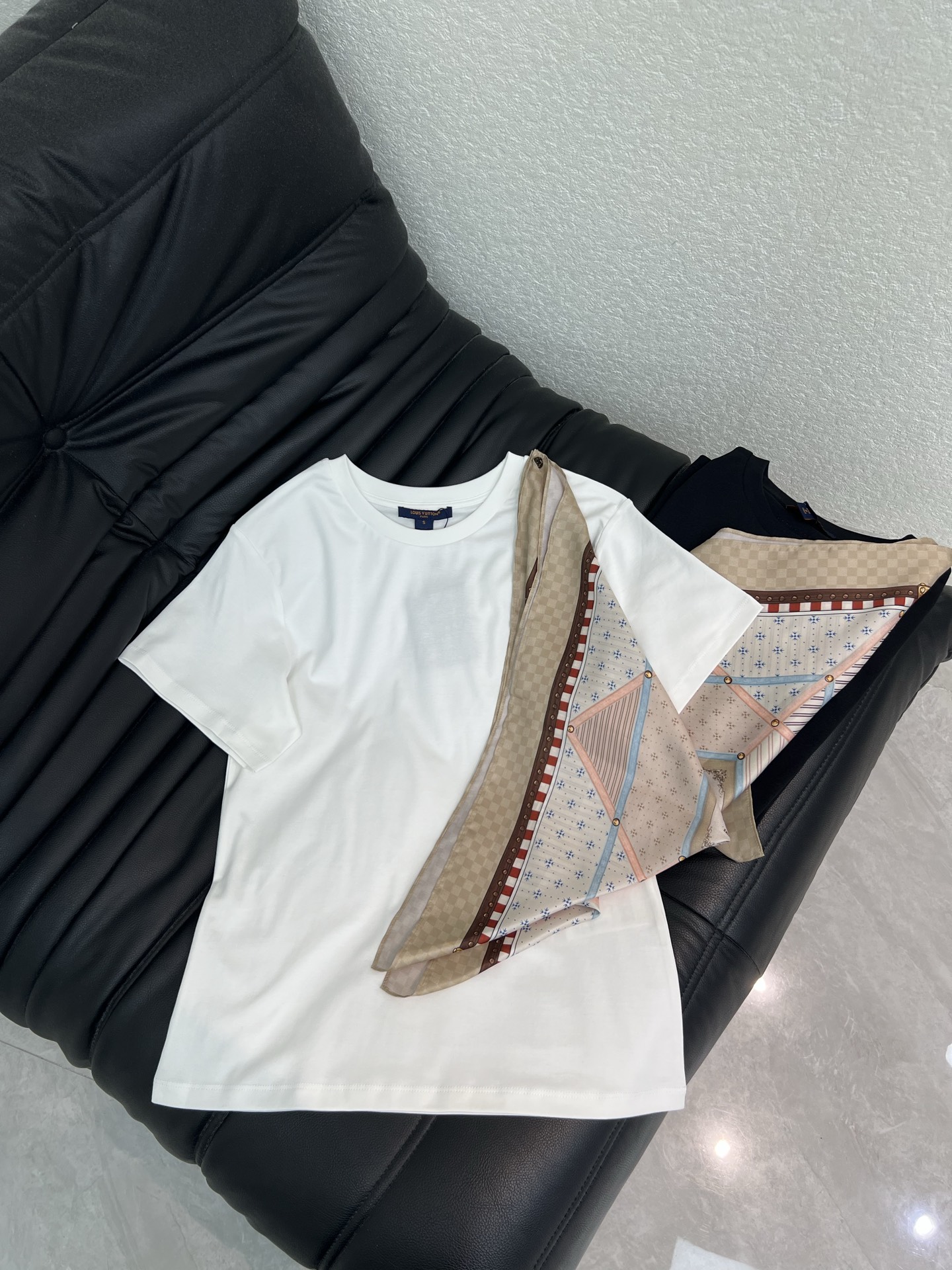 NO:800639,Louis Vuitto*26 spring and summer new open and removable silk scarf printed decorative short-sleeved T-shirt, classic black and white with Monogram printed square scarf, detachable silk scarf, highly recognizable brand. Soft cotton fabric, skin-friendly and breathable, super comfortable for daily wear. The square scarf design can be freely adjusted, easy to switch between multiple styles, easy to control whether commuting or leisure, fashionable and practical!  SML A,,louis vuitton,T-shirt,tees,t-shirt,real silk,19860909Louis Vuitto*26春夏新款开拆卸丝巾印花装饰短袖T恤,经典黑白色搭配Monogram印花方巾,可拆卸真丝丝巾,品牌辨识度超高.柔软棉质面料,亲肤透气,日常穿着超舒适.方巾设计可自由调整,轻松切换多种风格,无论通勤还是休闲都能轻松驾驭,时尚实用两不误！SML A,,louis vuitton,T-shirt,tees，t-shirt,real silk,,Women's clothing