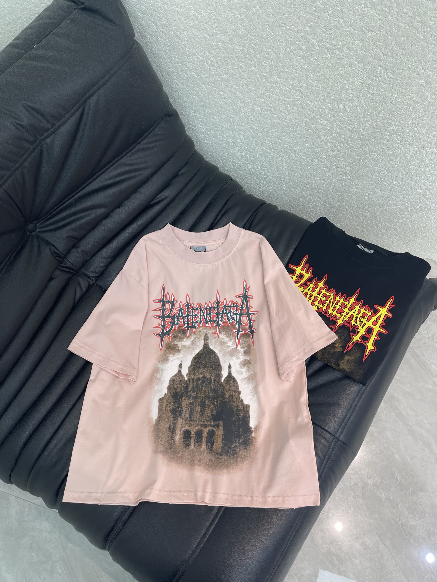 NO:801584,Balenci*ga26 new spring and summer new Sacré-Coeur printed short-sleeved T-shirt, with the brand name printed in Gothic thorns font on the front, matched with the old print of the Sacred Heart Cathedral in Paris. The pink version has black and red contrast, and the black version has yellow and red contrast. The style is dark and retro, and it is highly recognizable. SML A,, balenciaga, T-shirt, tees, t-shirt,19860909Balenci*ga26春夏新款圣心大教堂印花短袖T恤,正面印有哥特风荆棘字体的品牌名,搭配巴黎圣心大教堂做旧印花,粉色款为黑红撞色,黑色款为黄红撞色,风格暗黑复古,辨识度拉满.SML A,,balenciaga,T-shirt,tees，t-shirt,,Women's clothing