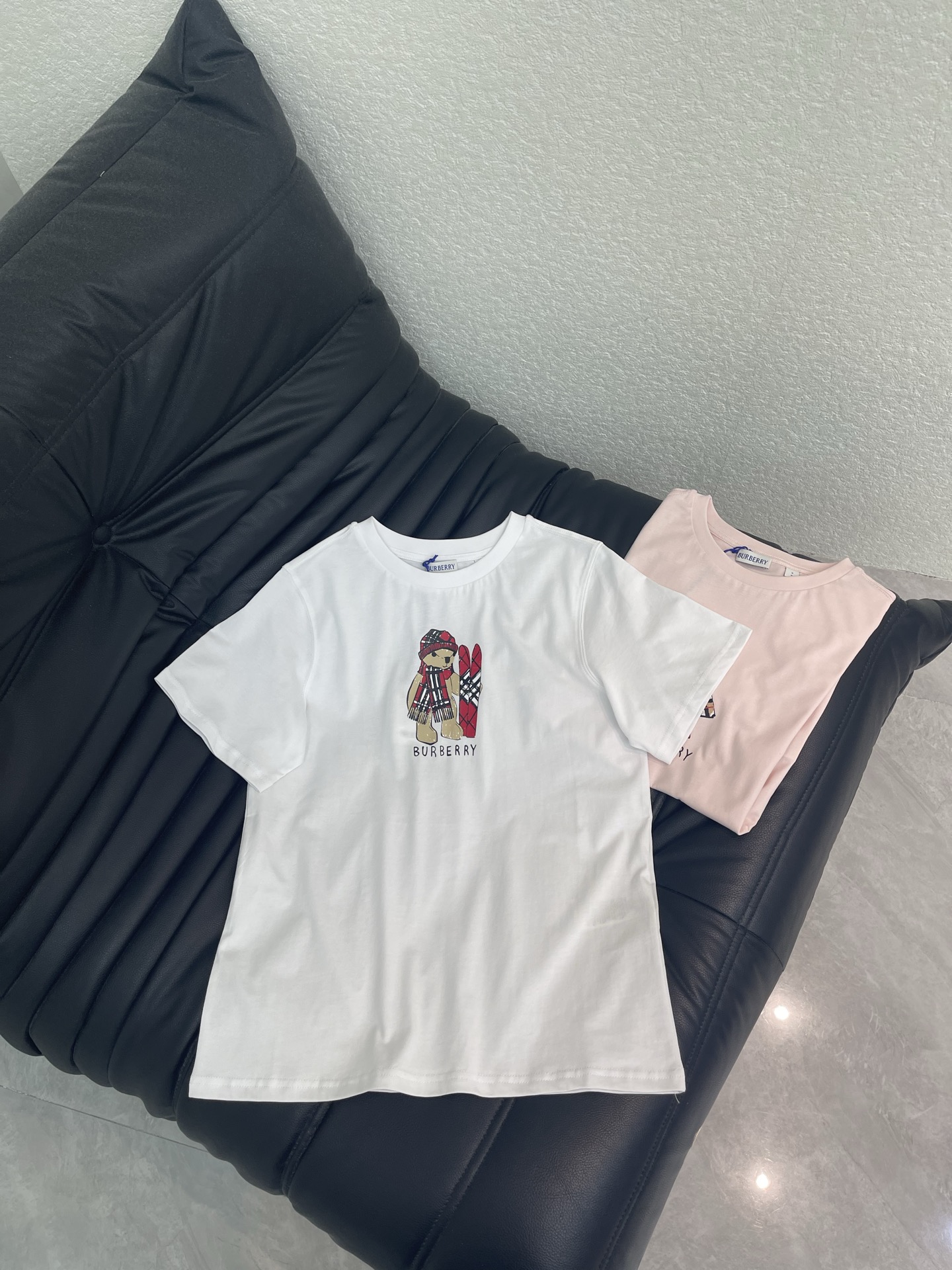 NO:801583,Burber*y26 new spring and summer skateboard bear printed round neck short-sleeved T-shirt | Exclusively developed by yb!  High quality production!  Super comfortable and versatile T-shirt is here. It’s really hard not to love this extremely practical item. One piece goes with everything. The whole upper body looks like an age-reducing girl with full Instagram style!  The loose fit made of pure cotton is simply not easy to wear!  Beautiful and comfortable at the same time!  It will definitely turn heads when you wear it on the street. Once you get it, you will definitely be able to match it casually. It will be very nice!  SML A,,burberry,T-shirt,tees,t-shirt,19860909Burber*y26春夏新款滑板小熊印花圆领短袖T恤丨独家yb开发！高版出品！超级舒适又百搭T恤来啦实用性超高的单品真的很难不爱,一件搭所有,一整个上身就是减龄少女Ins风十足！纯棉材质宽松版型简直不要太好穿！颜值与舒适兼具！穿出街回头率百分百 你们拿到手一定会绝绝子随意搭配就很nice！SML A,,burberry,T-shirt,tees，t-shirt,,Women's clothing