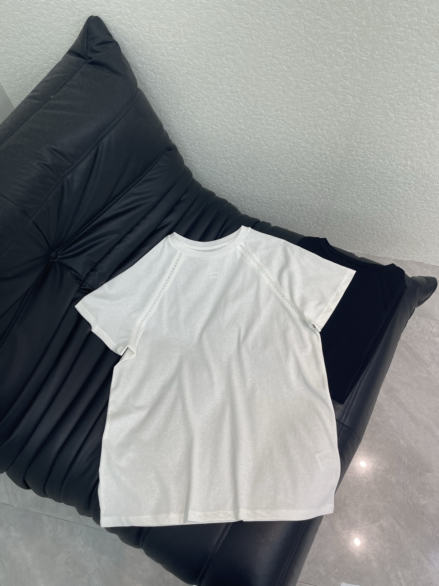 NO:801159,Miumi*26 new spring and summer basic short-sleeved T-shirt with laminated letters and small labels. Three-dimensional tailoring design creates an Italian minimalist high-end feel. Hollow flower splicing design. Imported Tencel fabric has a delicate, soft and awesome texture!  The simple round neck design is not picky about the face shape, the small logo on the chest is low-key and exquisite, and the brand details are just right. It can also be worn in daily life with a high-end texture. SML A,,miumiu,T-shirt,tees,t-shirt,19860909Miumi*26春夏新款压胶字母小标基础短袖T恤,立体剪裁设计打造意式极简的高级感,镂空花拼接设计,进口天丝面料细腻柔软质感超赞！简约圆领设计不挑脸型,胸前小标低调又精致,恰到好处的品牌细节,日常也能穿出高级质感.SML A,,miumiu,T-shirt,tees，t-shirt,,Women's clothing