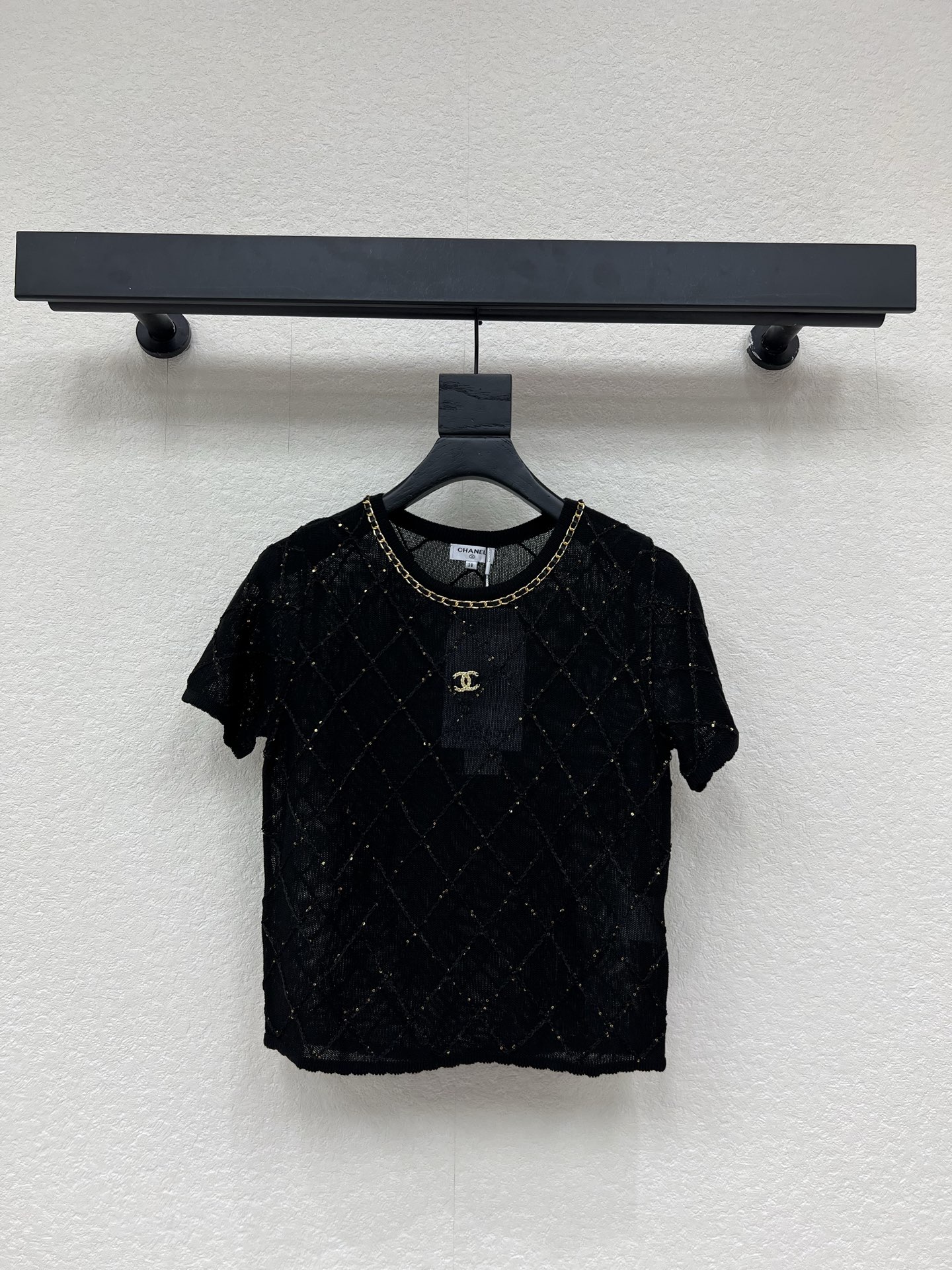 NO:800655,CHANE*26 new spring and summer three-dimensional rhombus knitted short-sleeves!  Customized silk wool yarn weaving, high-end texture and full appearance. The chest is decorated with three-dimensional leather chain binding. The rhombus texture is spread all over the body. It is rich in layers. The double C-dot diamond logo decoration on the chest clearly shows the brand style. It perfectly interprets the sense of elegance and gentleness!  SML A,,chanel,T-shirt,19860909CHANE*26春夏新款立体菱格针织短袖！定制丝毛纱线织造 质感高级 品相十足 胸口以立体皮革链条捆边装饰 配合菱格纹理满铺于全身 层次丰富 胸前双C点钻徽标装饰 品牌格调立显 完美演绎优雅千金感 知性温柔！SML A,,chanel,T-shirt,,Women's clothing