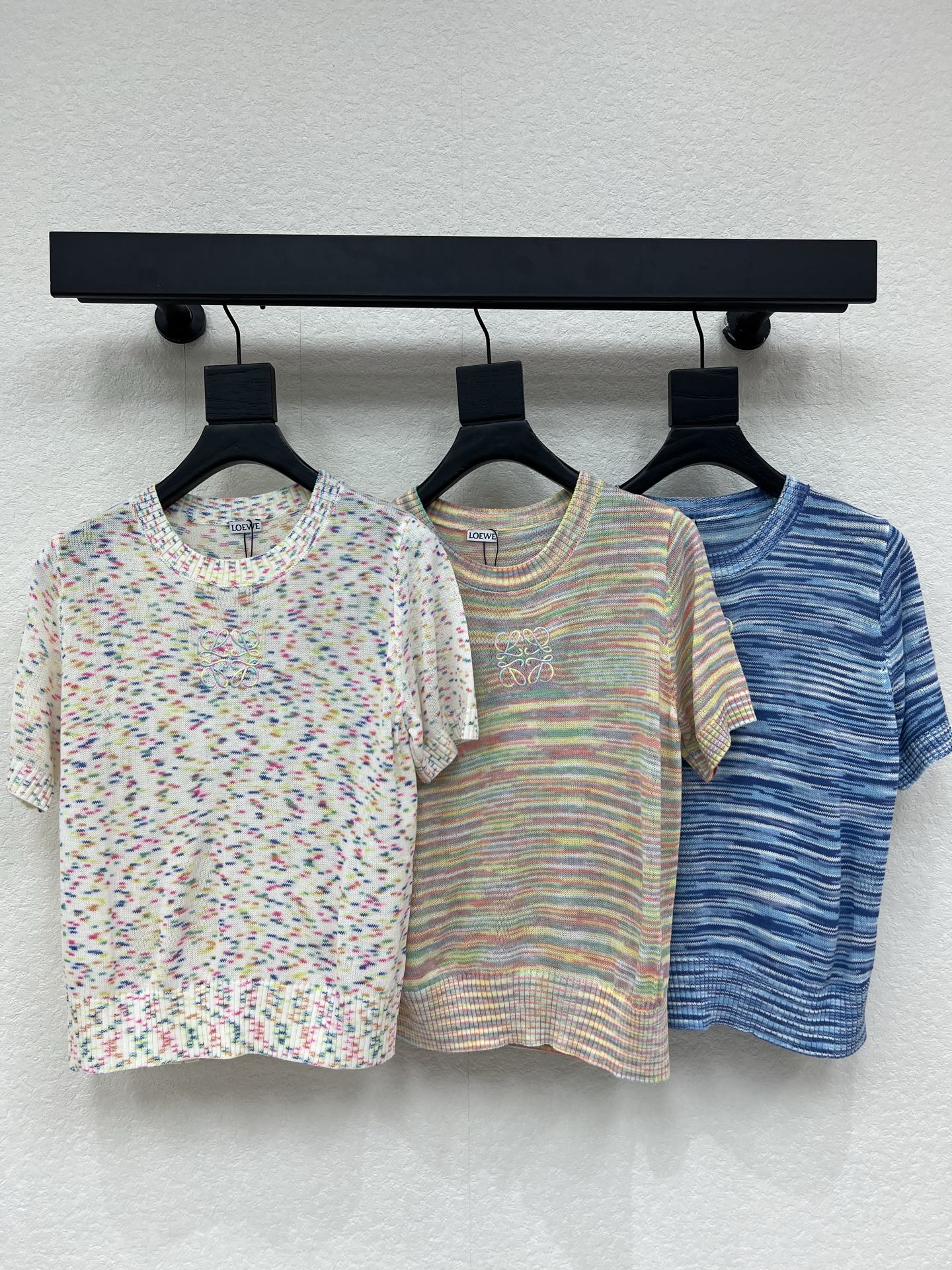 NO:800658,Loew*26 new spring and summer striped knitted short sleeves!  Customized imported yarn weaving, fixed color and dyeing, perfect restoration, delicate texture, soft and comfortable, round neck knitted short-sleeved cut, striped hemming with different directions from the body, forming a sense of layering, all-over gradient stripes intertwined with totem logo decoration on the chest, strong retro style, slim fit to highlight the figure!  SML,,loewe,T-shirt,19860909Loew*26春夏新款条纹针织短袖！定制进口纱线织造 定色定染 完美还原 细腻肌理 柔软舒适 圆领针织短袖裁剪 条纹包边与大身走向相异 形成层次感 通体渐变条纹交织胸前图腾徽标装饰 复古风格强烈 修身版型突显身材！SML,,loewe,T-shirt,,Women's clothing