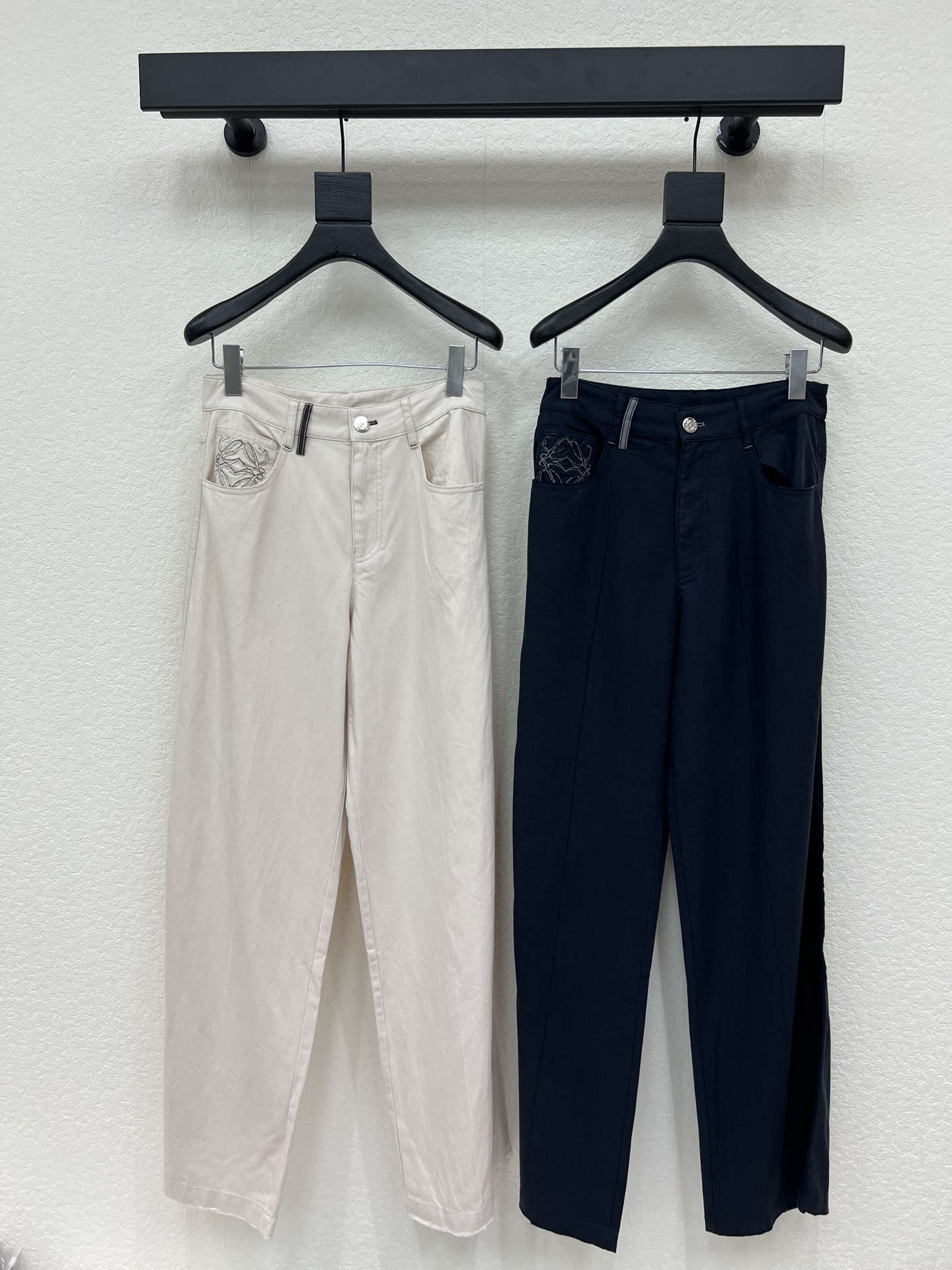 NO:801165,Loew*26 new goddess-style casual pants. These pants are made of high-quality fabrics, technological design, fresh colors, crisp silhouette and personalized design, exclusive brand accessories decoration, making you the most unique existence. Whether it is the trend front or daily casual, it can make your matching full of innovation. Create your exclusive style and show your personality. SML,, loewe,19860909Loew*26新款女神同款休闲裤.这款裤子选用优质面料,工艺设计,清新的色系 挺括的版型与个性的设计相结合,专属品牌配件装饰,让你成为最独特的存在.无论是潮流前线还是日常休闲,它都能让您的搭配充满新意.打造你的专属风格,尽情展现个性.SML,,loewe,,Women's clothing