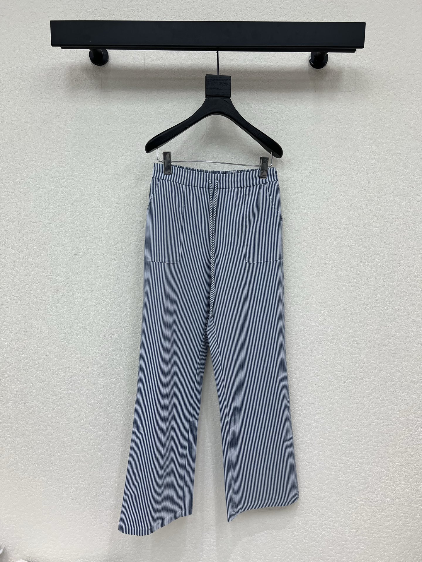 NO:801171,Design model * 26 new style striped casual pants made of the same custom-made fabric as the goddess. This casual pants is made of high-quality fabrics, the stripes have a strong visual sense, the crisp version is combined with the personalized design, and exclusive brand accessories are decorated to make you the most unique existence. Whether it is the front line of the trend or daily leisure, it can make your matching full of innovation. Create your exclusive style and show your personality. SML,,19860909设计款*26新款女神同款订制面料条纹休闲裤.这款休闲裤选用优质面料,条纹视觉感强,挺括的版型与个性的设计相结合,专属品牌配件装饰,让你成为最独特的存在.无论是潮流前线还是日常休闲,它都能让您的搭配充满新意.打造你的专属风格,尽情展现个性.SML,,,Women's clothing