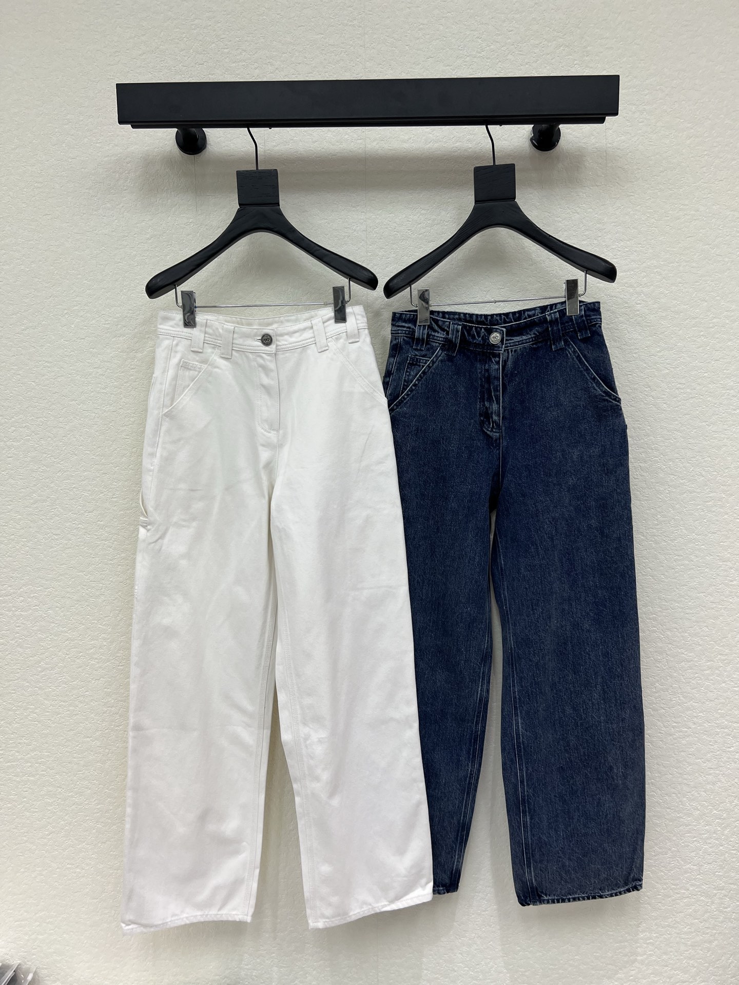 NO:801156,Chane*26 new high-end handmade workshop series new model jennie's same heavy-duty loose slim overalls and jeans丨exclusively developed by yb!  Top quality production!  Iconic double C ring buckle decoration, loose wide-leg cut and neat drape, cleverly modify the leg shape, high waist design elongates the body proportions, allowing laziness and aura to coexist. Selected heavy denim fabric, washed and distressed, showing a natural retro blue and milky white texture, the texture is solid but soft, and has a casual drape feeling when walking. Available in blue/white, SML, Chanel, Jeans,19860909Chane*26新款高级手工坊系列新款 jennie同款重工宽松显瘦工装裤牛仔裤丨独家yb开发！顶级高版出品！标志性双C环扣装饰,宽松阔腿剪裁利落垂坠,巧妙修饰腿型,高腰设计拉长身形比例,让慵懒与气场并存.精选重磅牛仔面料,经过水洗做旧处理,呈现自然复古的蓝调与奶白质感,肌理扎实却不失柔软,行走间自带随性垂坠感.蓝/白两色可选,SML,,chanel,jeans,,Women's clothing