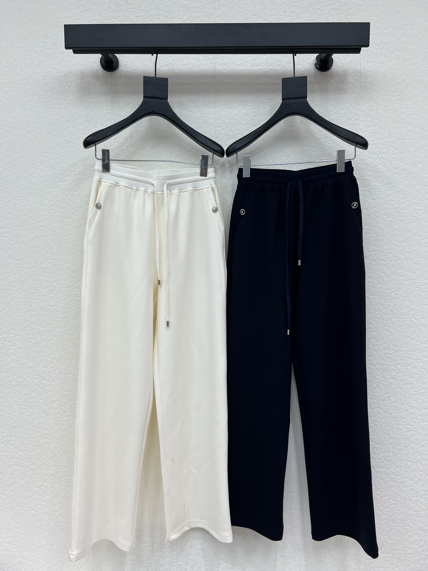 NO:801162,Her*26 new goddess-style drawstring casual pants. These pants are made of high-quality fabrics, technological design, fresh colors, crisp silhouette and personalized design, exclusive brand accessories decoration, making you the most unique existence. Whether it is the front line of fashion or daily leisure, it can make your matching full of innovation. Create your exclusive style and show your personality. SML,,19860909Her*26新款女神同款抽绳休闲裤.这款裤子选用优质面料,工艺设计,清新的色系 挺括的版型与个性的设计相结合,专属品牌配件装饰,让你成为最独特的存在.无论是潮流前线还是日常休闲,它都能让您的搭配充满新意.打造你的专属风格,尽情展现个性.SML,,,Women's clothing
