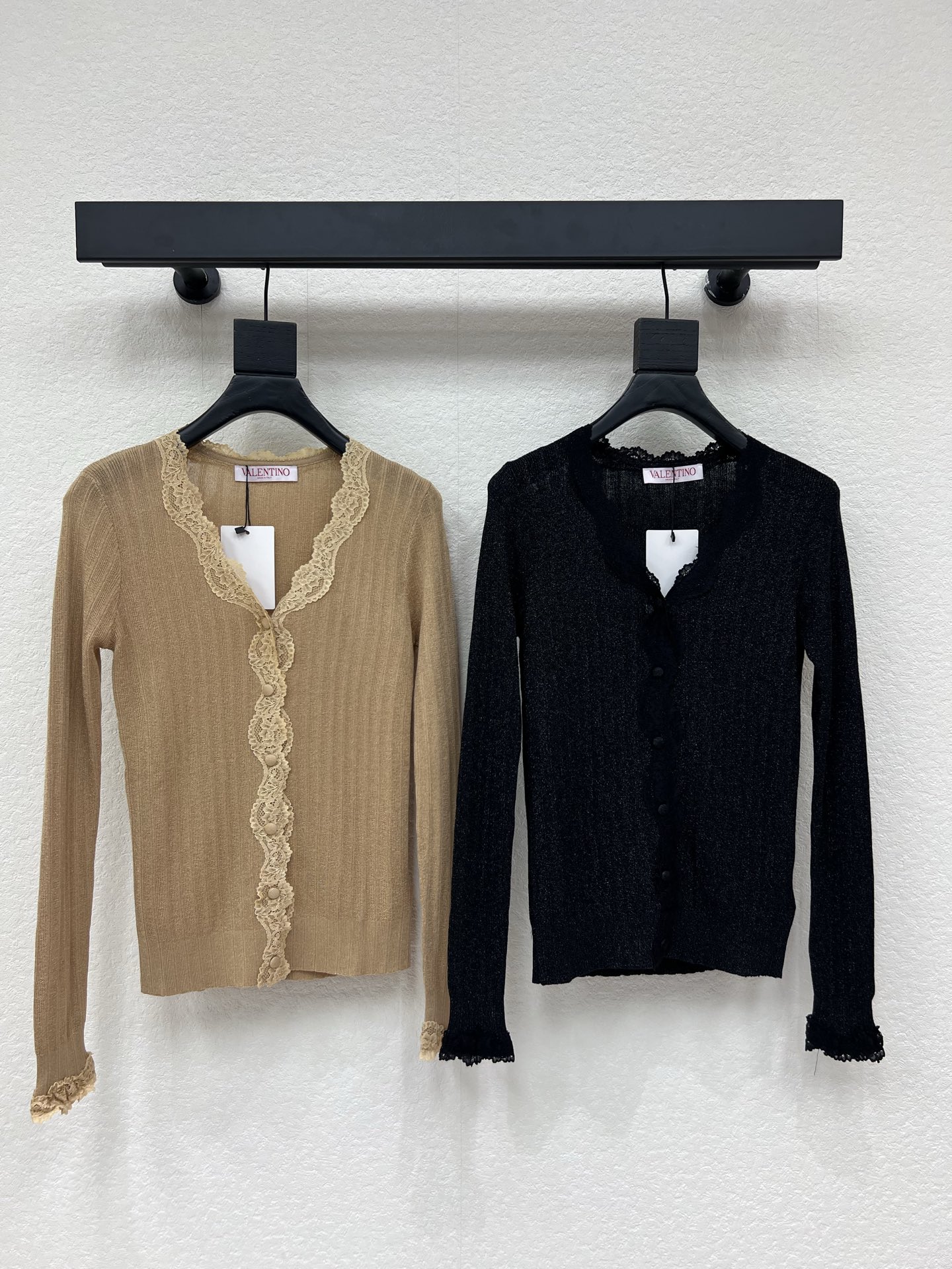 NO:800652,Cardigan suspenders VALENTIN*26 new spring and summer silver thread V-neck knitted cardigan + suspender knitted vest!  Customized imported ice silk material, skin-friendly and comfortable, high-end texture. Knitted cardigan camisole cut, pleat design on the camisole chest, and lace outline. Elegant and sweet temperament. Pair with a series of vest cardigans to cover the body and slim down. The outfit shows a relaxed tone!  SML,,valentino,19860909开衫 吊带VALENTIN*26春夏新款银丝线V领针织开衫+吊带针织背心！定制进口冰丝材质 亲肤舒适 质感高级 针织开衫吊带背心剪裁 吊带胸前褶皱设计 搭配蕾丝花边勾勒 优雅甜美气质 搭配系列背心开衫一同上身 遮肉显瘦穿搭尽显松弛调性！SML,,valentino,,Women's clothing