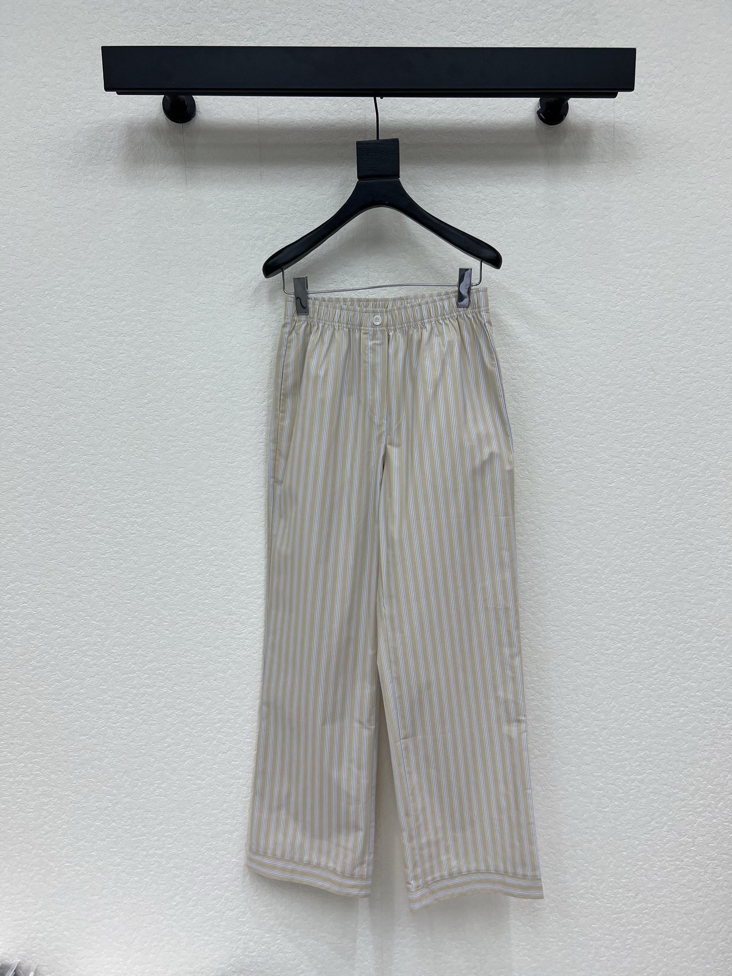 NO:801168,Miumi*26 goddess's same style customized fabric striped elastic waist casual pants. These casual pants are made of high-quality woven striped fabric, the stripes have a strong visual sense, the crisp version is combined with the personalized design, and exclusive brand accessories are decorated to make you the most unique existence. Whether it is the trend front or daily casual, it can make your matching full of innovation. Create your exclusive style and show your personality. SML A,,miumiu,19860909Miumi*26女神同款订制面料条纹松紧腰休闲裤.这款休闲裤选用优质梭织条纹面料,条纹视觉感强,挺括的版型与个性的设计相结合,专属品牌配件装饰,让你成为最独特的存在.无论是潮流前线还是日常休闲,它都能让您的搭配充满新意.打造你的专属风格,尽情展现个性.SML A,,miumiu,,Women's clothing