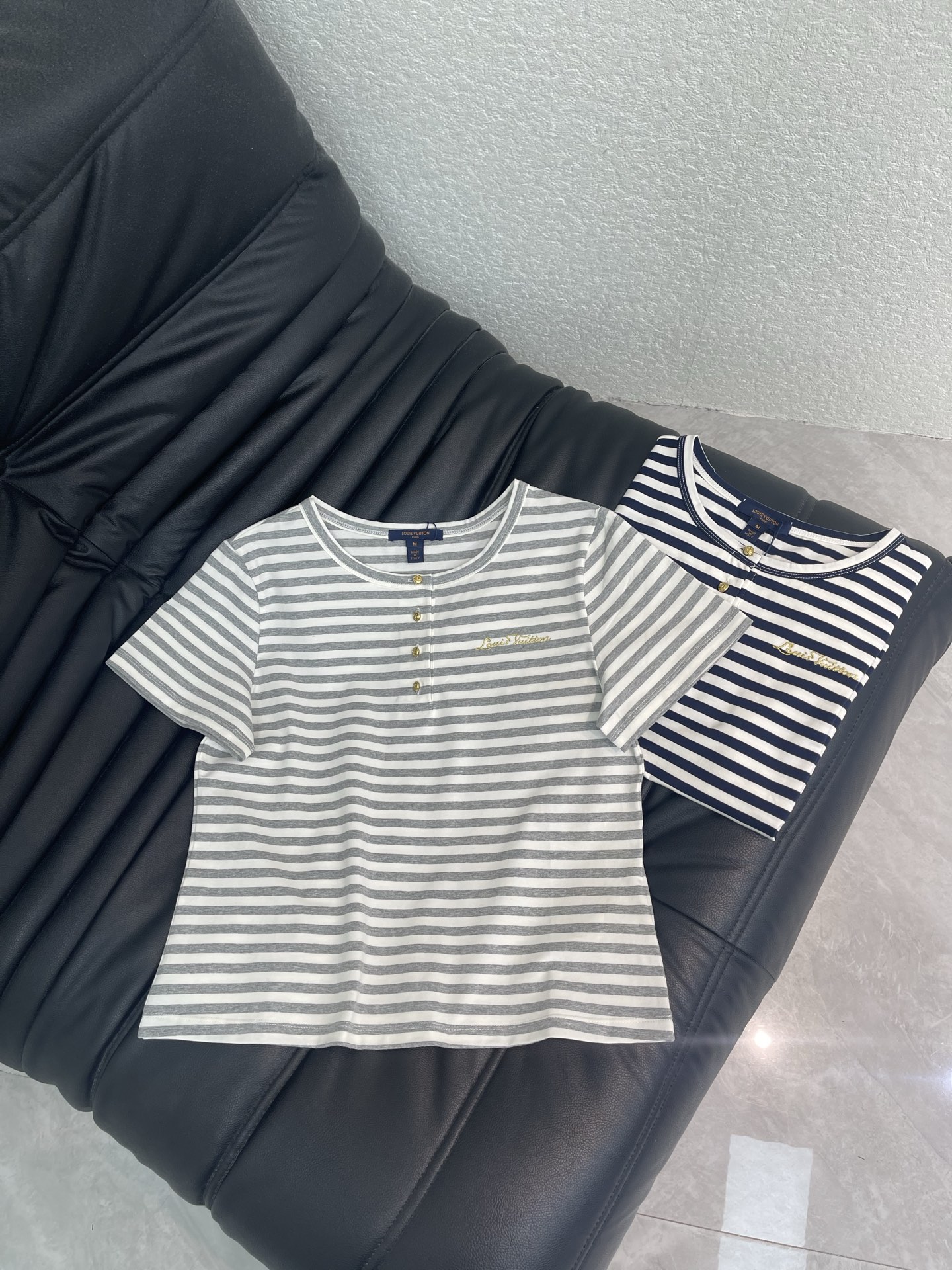 NO:801172,Louis Vuitto*26 new spring and summer navy style striped short-sleeved T-shirt!  Customized pure cotton fabric, soft and comfortable, full of texture, classic navy round neck, half open collar + button details, retro and fashionable, right shoulder cut to modify the shoulder line, short version paired with high-waisted pants/skirts, slimming and taller, striped elements are versatile, easy to wear for daily, vacation and leisure, it is a must-have and practical item for the wardrobe. Two-color SML, Louis Vuitton, skirts, T-shirt, tees, t-shirt,19860909Louis Vuitto*26春夏新款海军风条纹短袖T恤！定制纯棉面料 柔软舒适 质感十足 经典海军风圆领半开领+纽扣细节 复古又时髦 正肩剪裁修饰肩部线条 短款版型搭高腰裤/短裙 显瘦显高 条纹元素百搭 日常 度假 休闲都能轻松驾驭 是衣橱必备实用单品.两色SML,,louis vuitton,skirts,T-shirt,tees，t-shirt,,Women's clothing