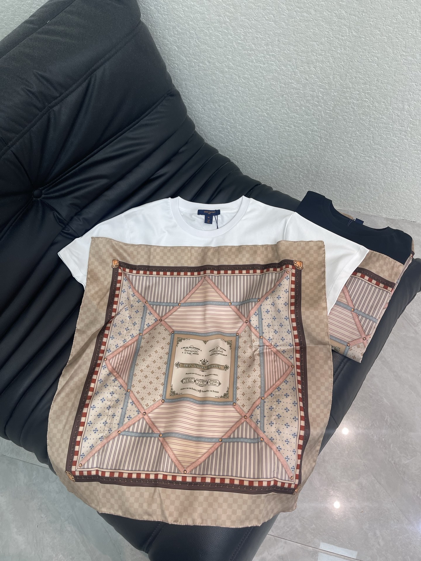 NO:801153,Louis Vuitto*26 new spring and summer new presbyopic square scarf splicing short-sleeved T-shirt. White T-shirt + pink square scarf splicing, retro and fashionable, the square scarf is printed with classic. Monogram and stripes, the details are super exquisite, comfortable and breathable to wear. A must-have for spring and summer, loose tailoring, easy to match jeans or skirts, great for daily outings and parties. SML,, louis vuitton, skirts, jeans, T-shirt, tees, t-shirt,19860909Louis Vuitto*26春夏新款老花方巾拼接短袖T恤.白色T恤+粉色方巾拼接,复古又时髦,方巾印有经典.Monogram和条纹,细节超精致,穿着舒适透气.春夏必备,宽松剪裁,轻松搭配牛仔裤或半裙,日常出街,聚会都很出彩.SML,,louis vuitton,skirts,jeans,T-shirt,tees，t-shirt,,Women's clothing